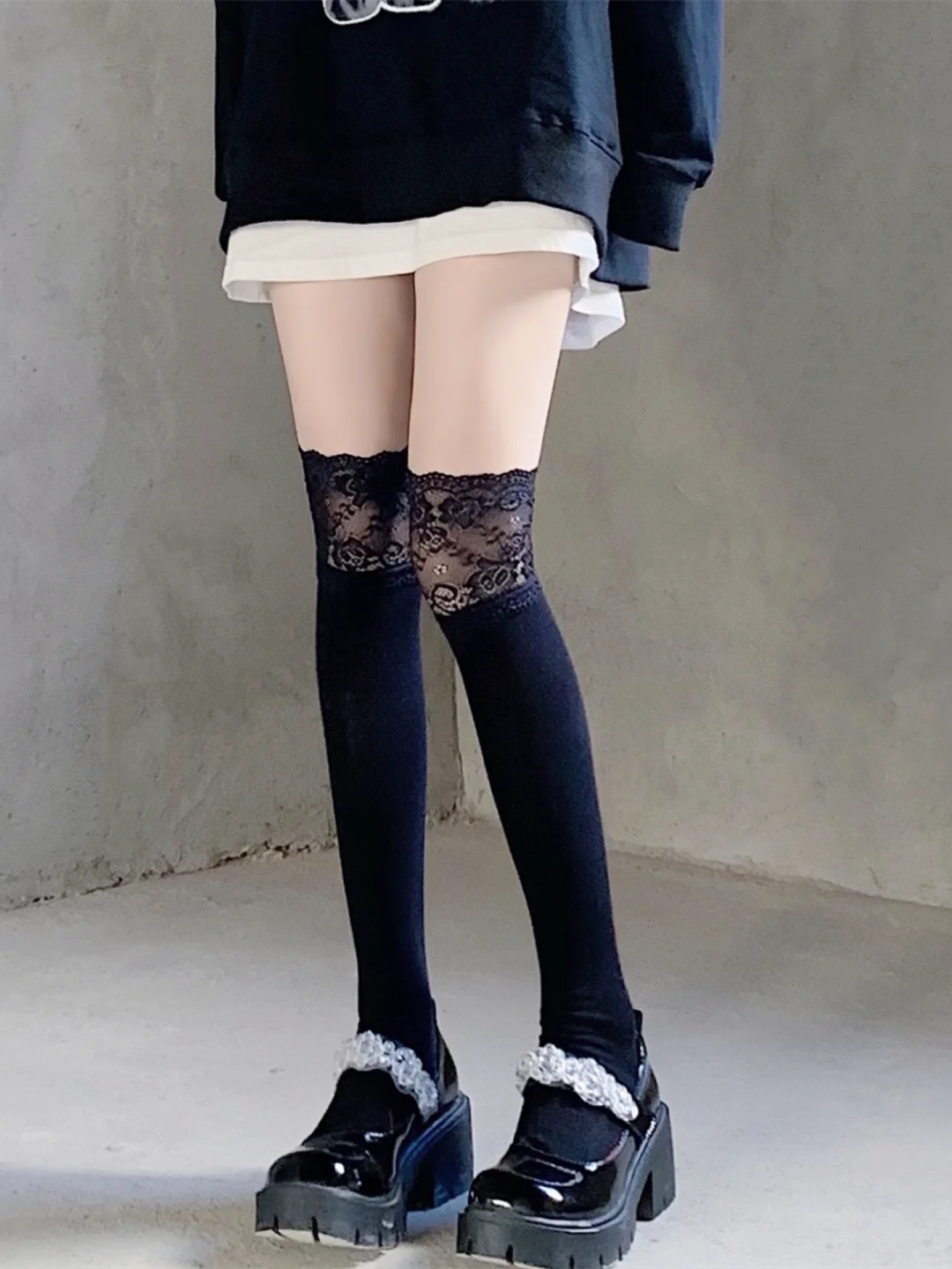 黑蕾丝过膝袜这样搭｜优雅又吸睛