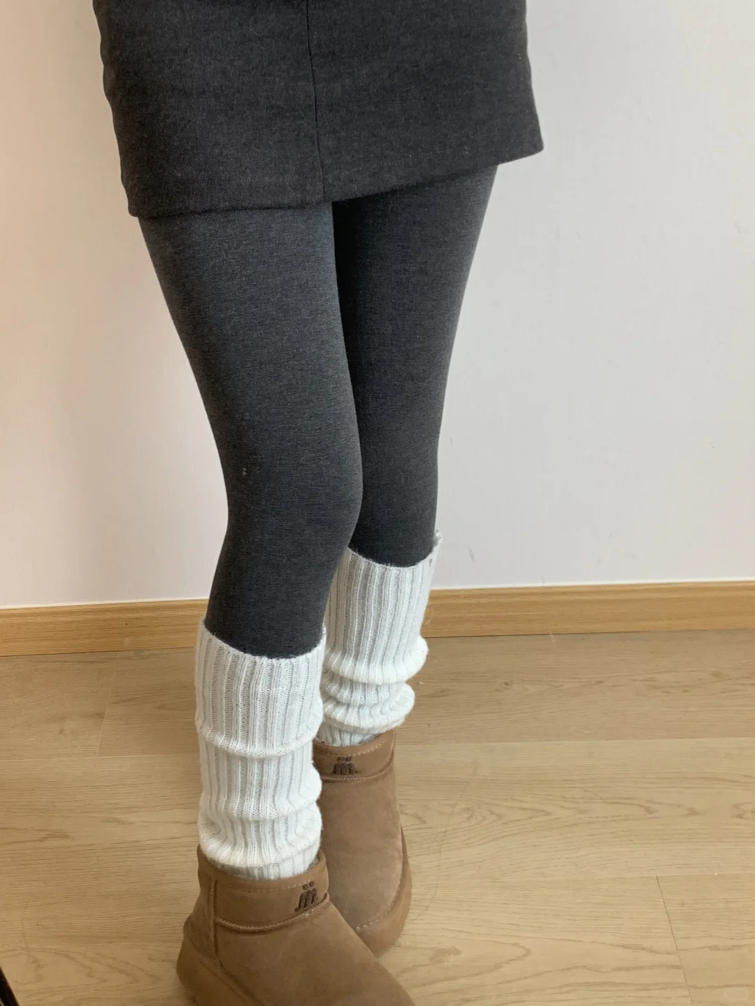 深灰色打底裤加羊绒堆堆袜，冬天就这样穿
