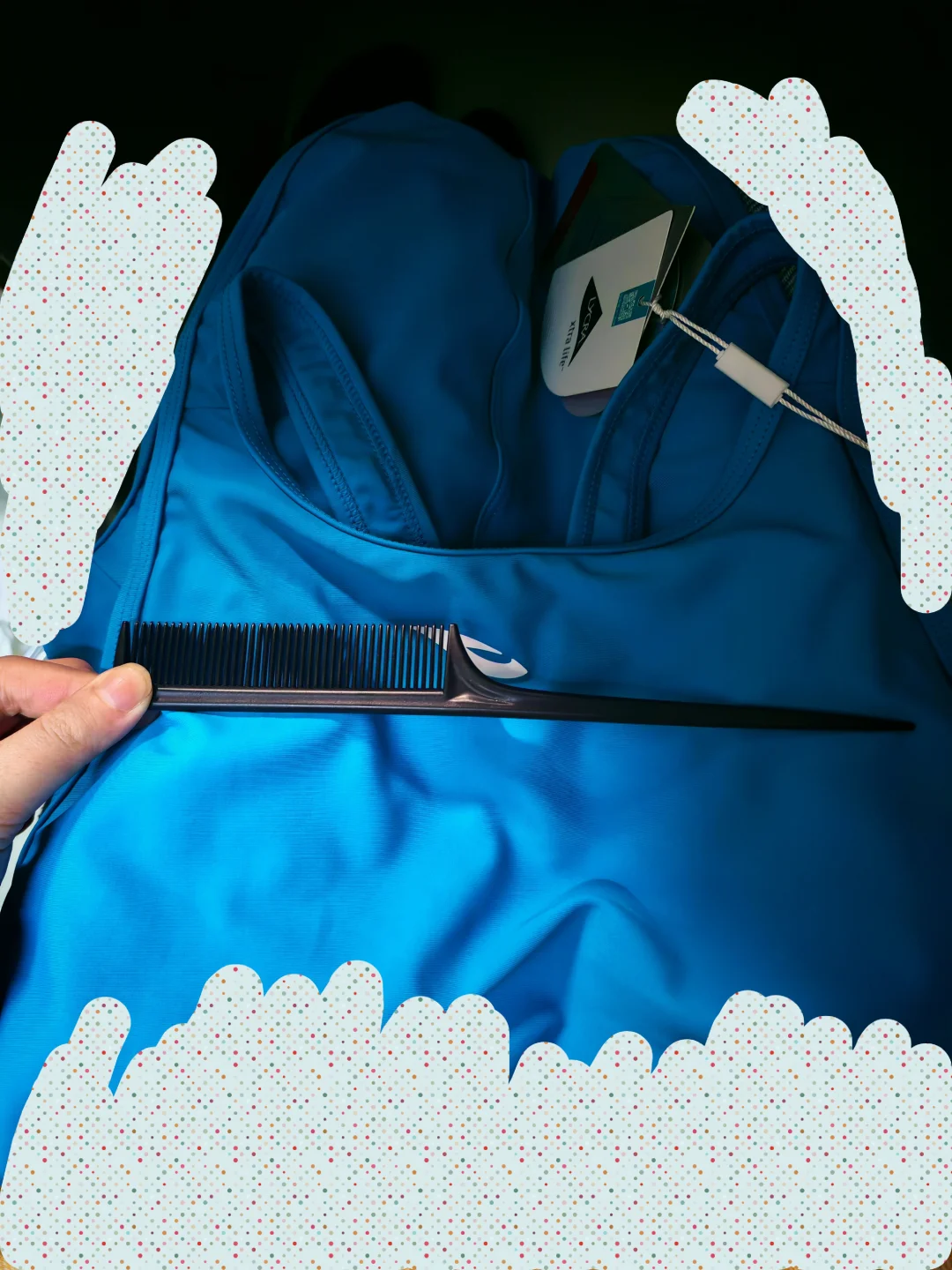 浩沙泳衣标不在中间吗