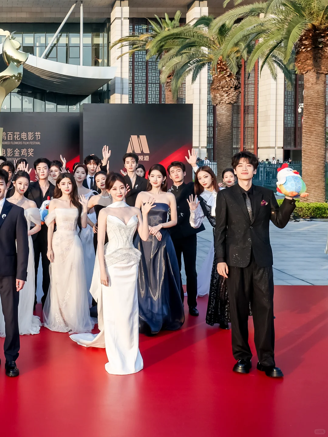 右滑查看青年演员们的红毯风采吧🎊