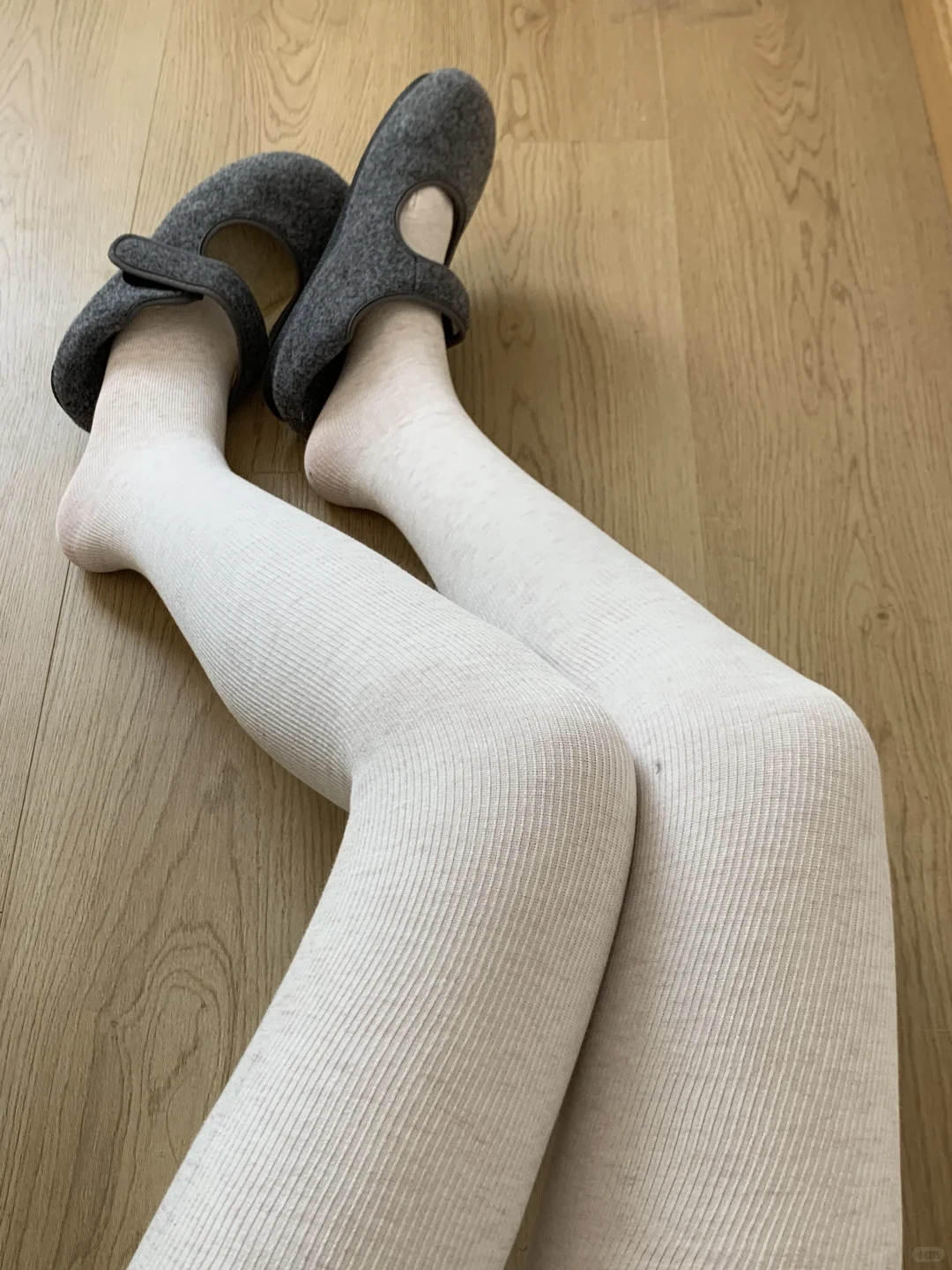 秋冬懒人穿搭公式：白色连体袜