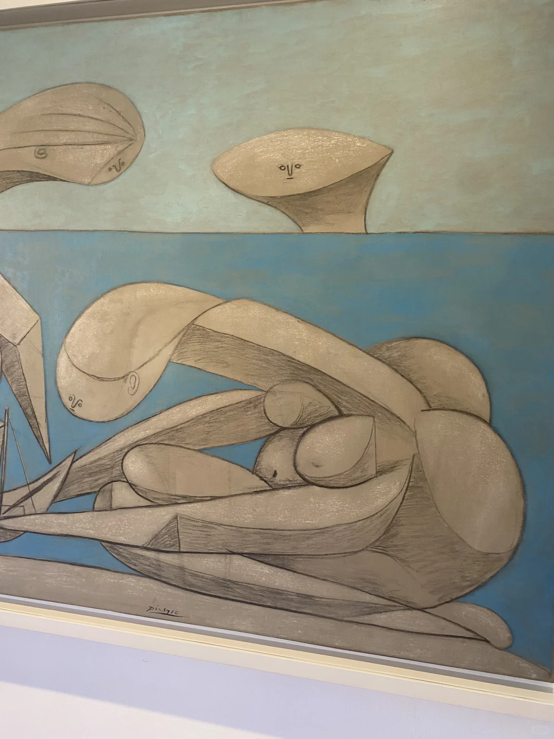 两个女人在“海滩”，一个男人在遥望？毕加索