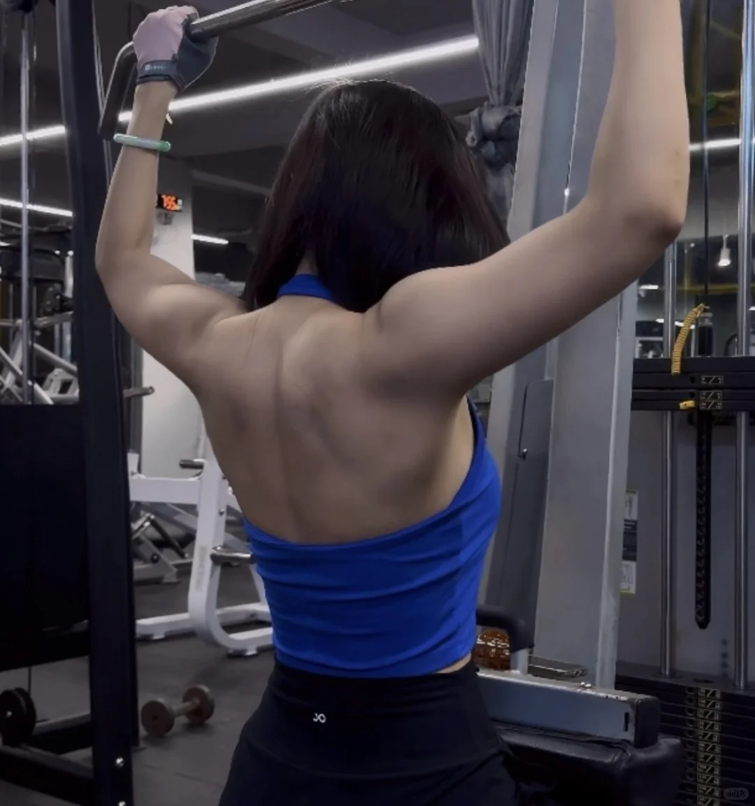 健身人的背 有点肌肉线条了！