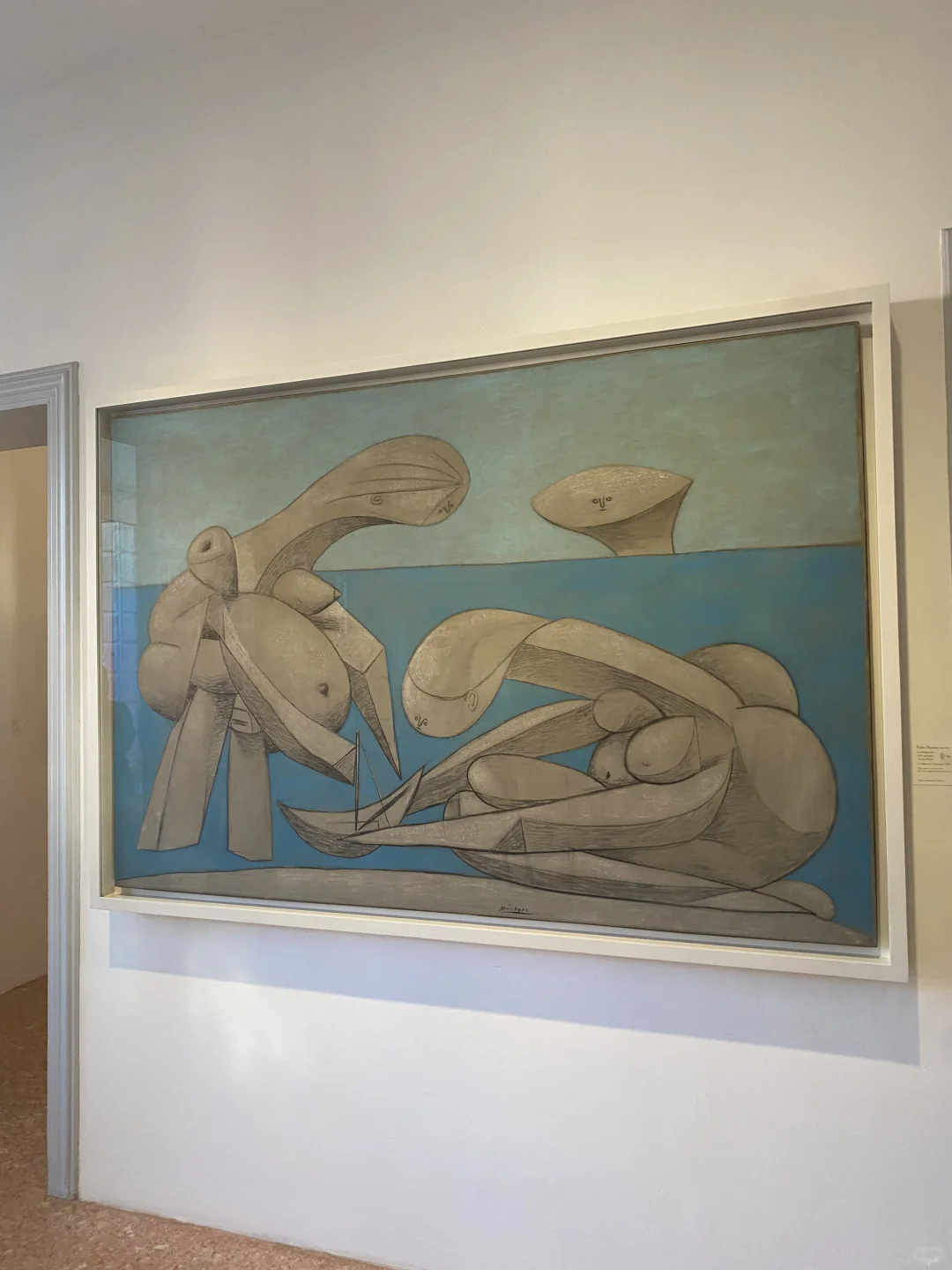 两个女人在“海滩”，一个男人在遥望？毕加索