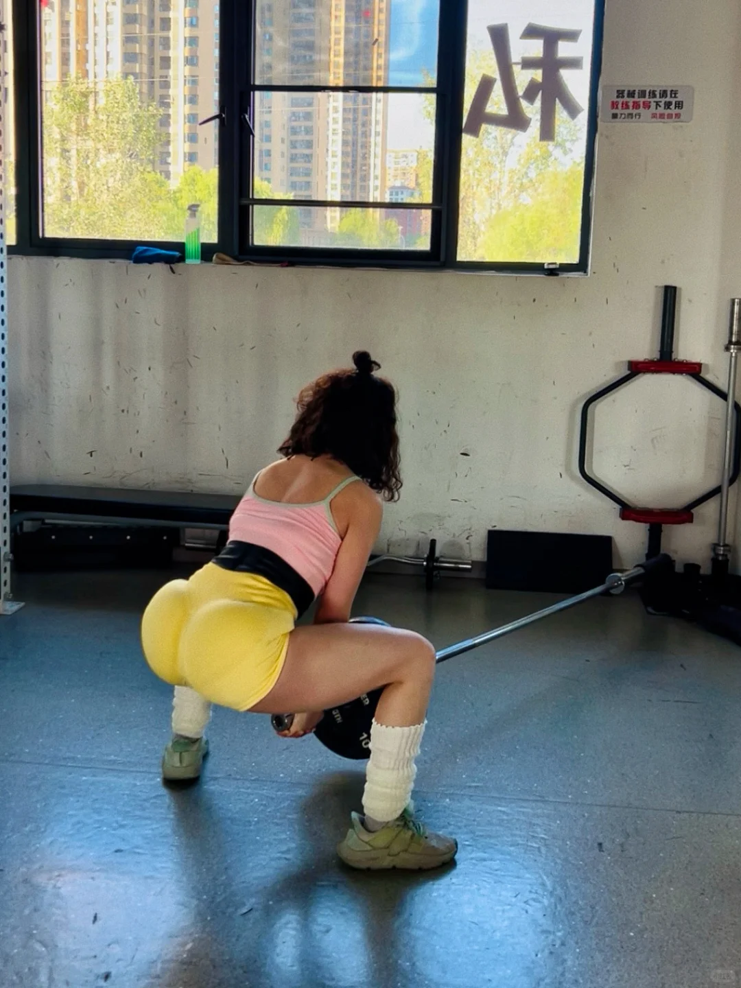 女教练的臀腿训练、练臀腿真的好爽啊