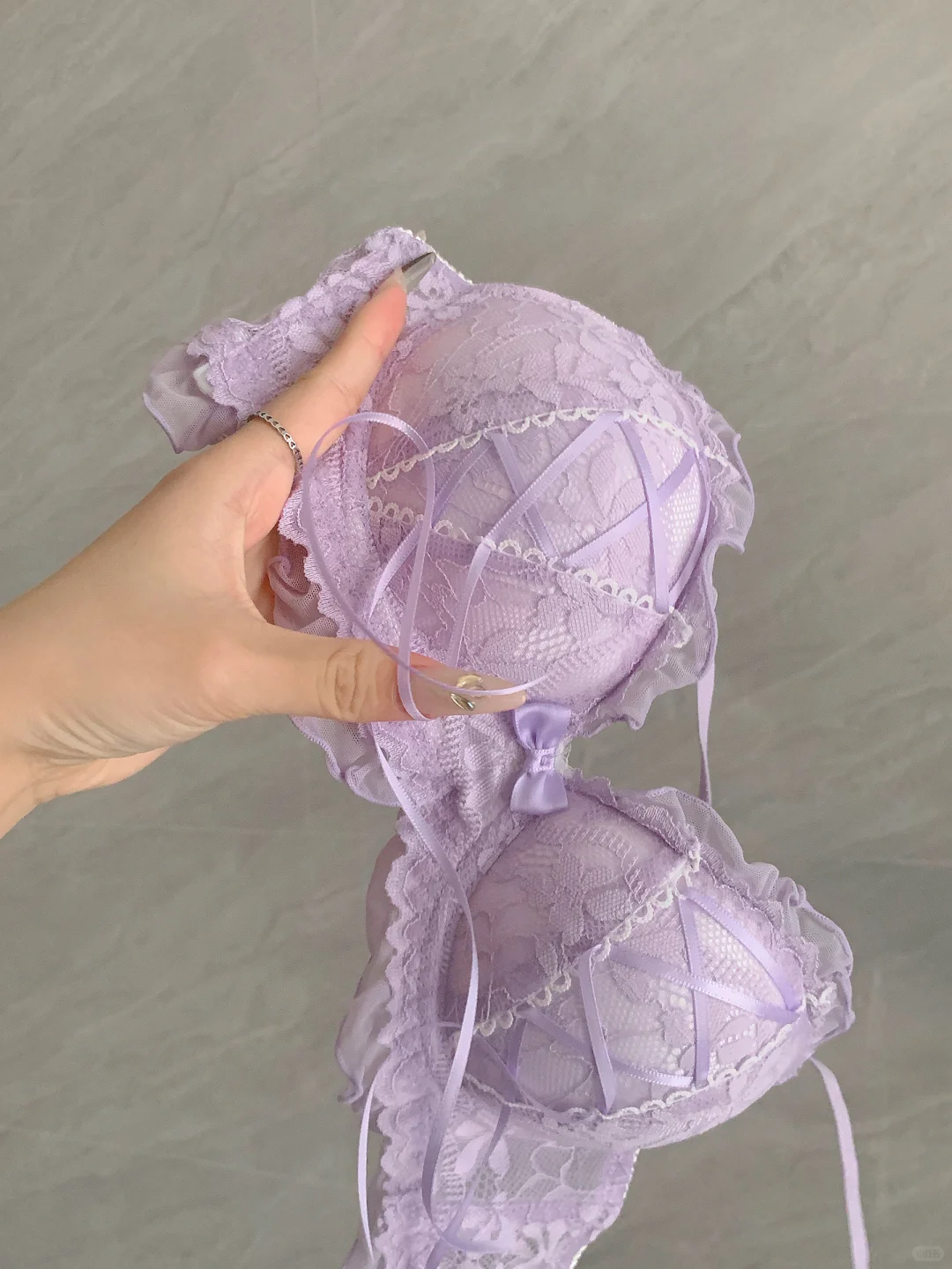 一眼就沦陷的紫色绑带蕾丝内衣！💜才20+绝了