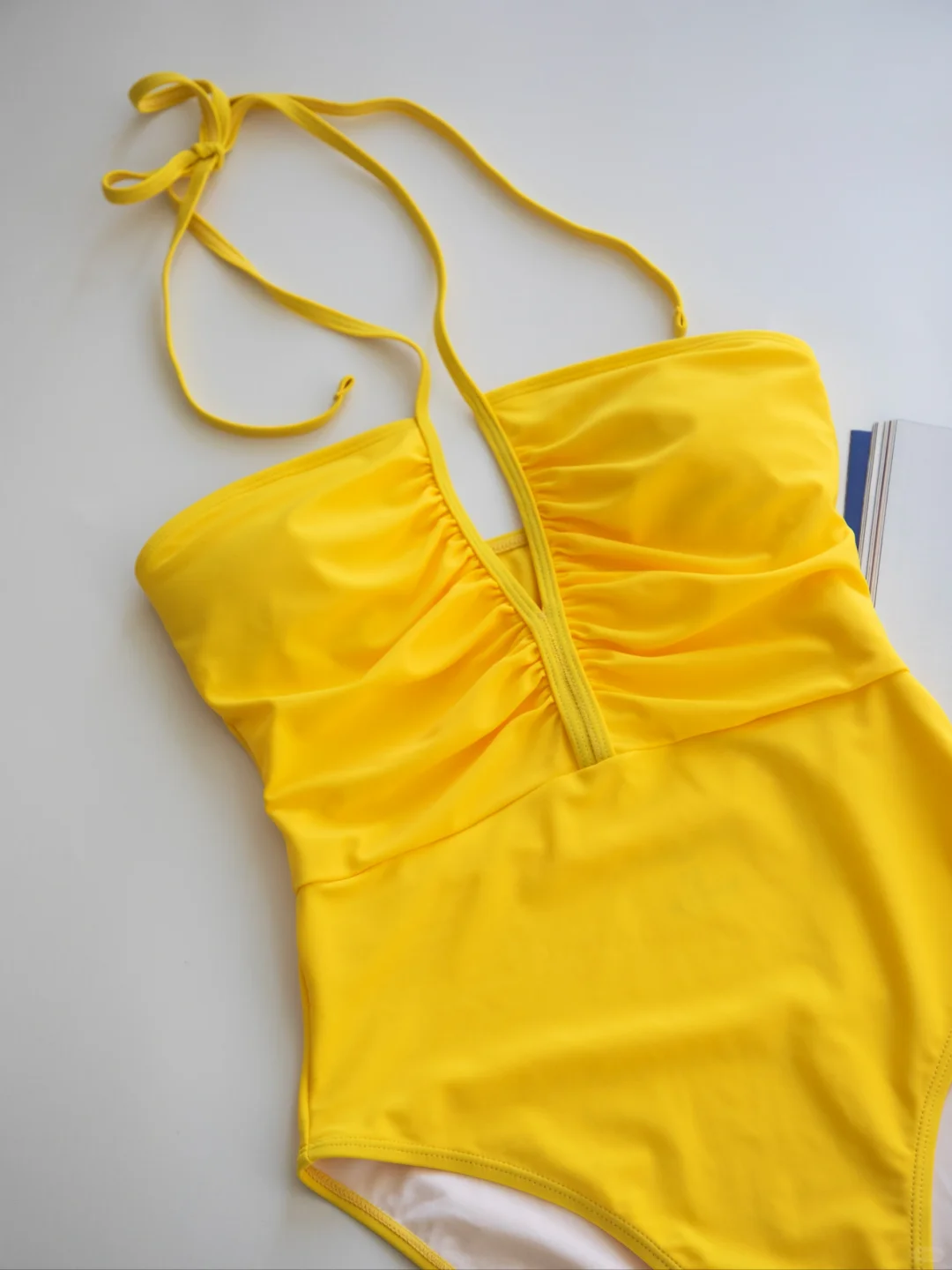 真的有被这一条亮色泳衣惊艳到！