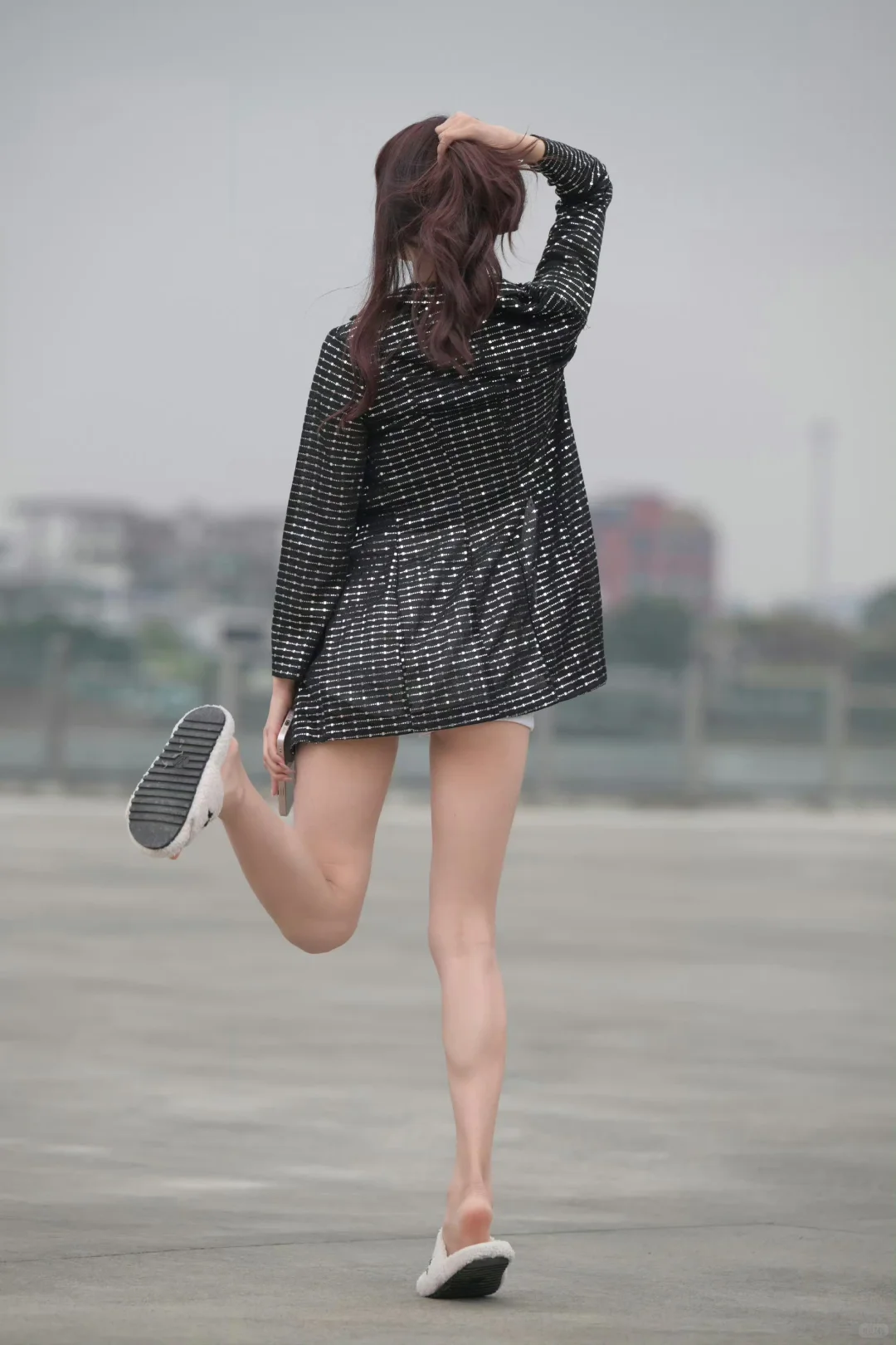 那天我穿过街，穿着亮片裙