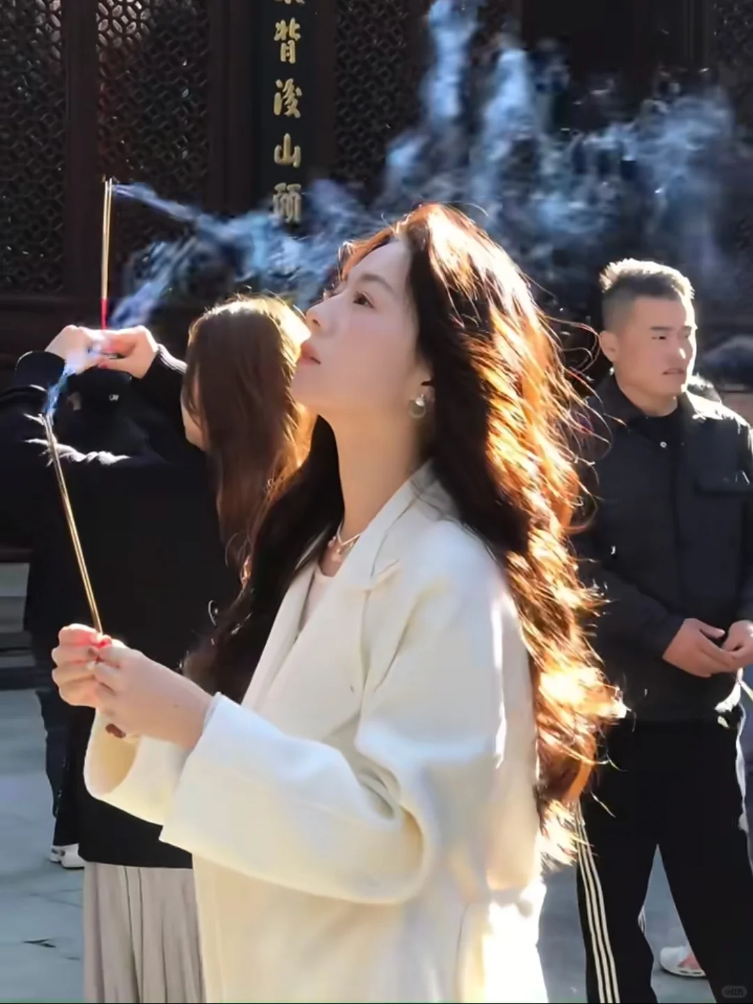 苏州蹲互勉模特，风格如图