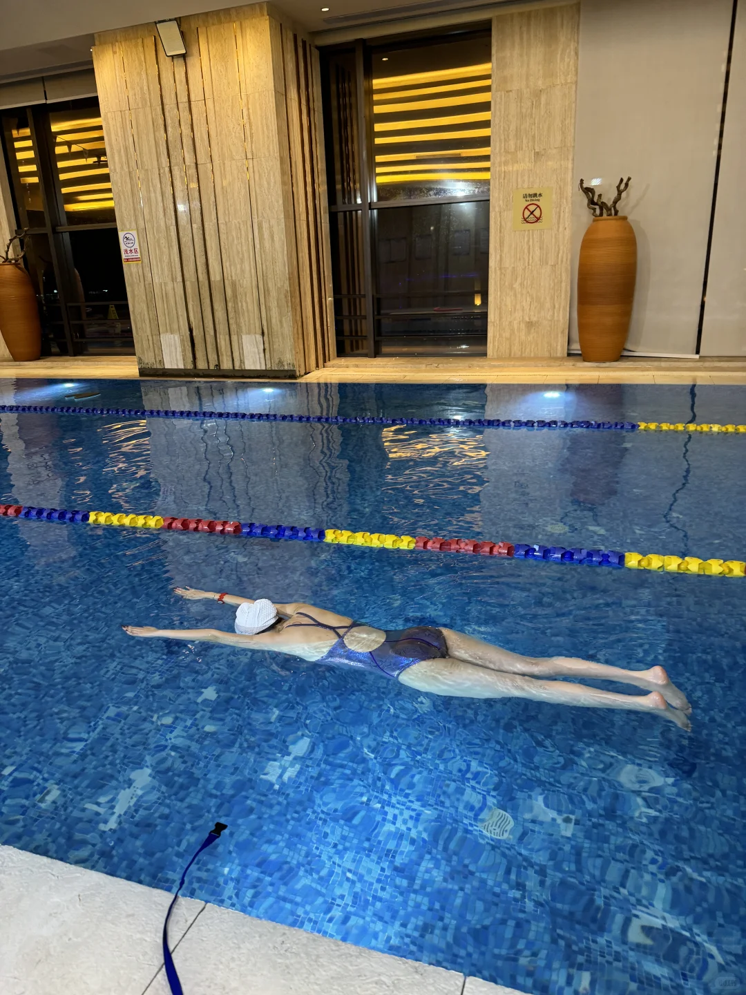 东莞游泳女教练｜成年人解压方式