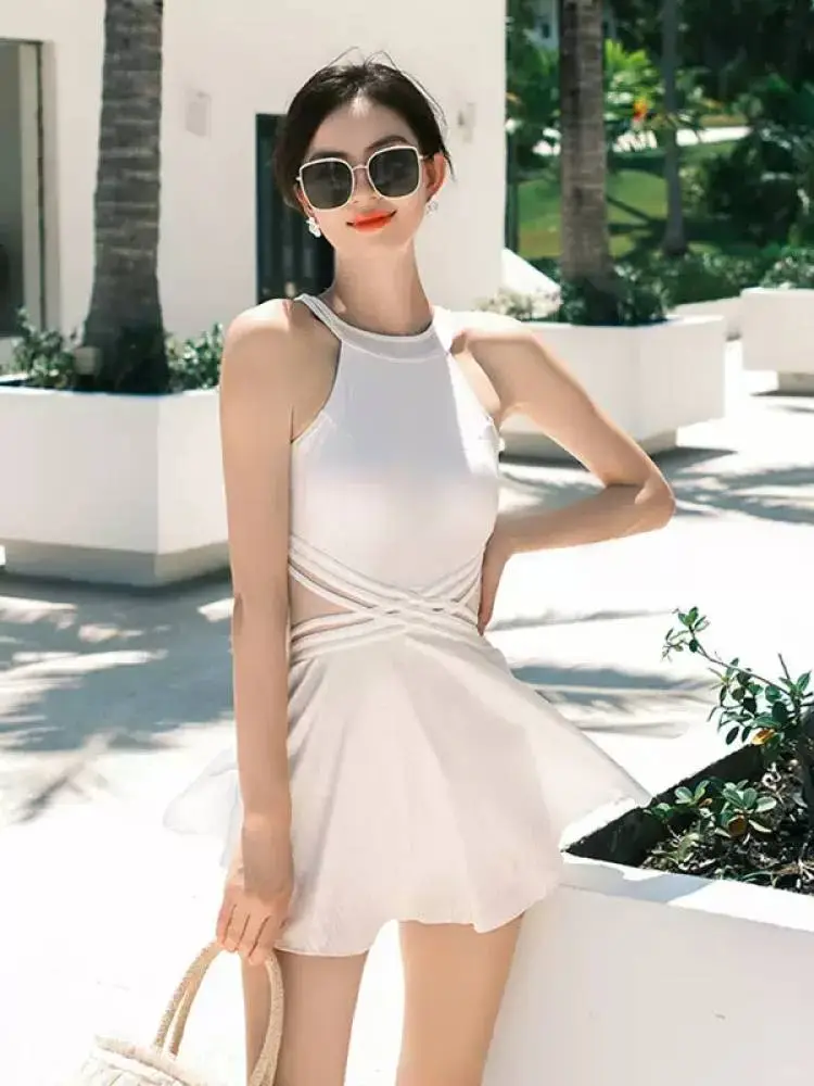 纯欲风挂脖泳衣绝了！泡温泉超吸睛