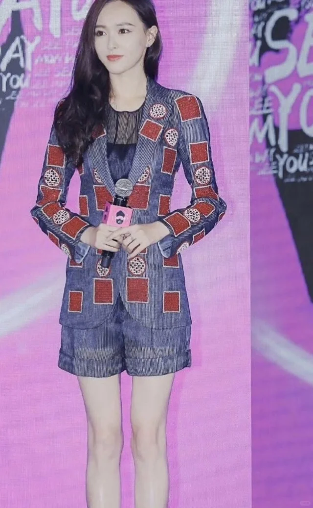 唐嫣的美腿白皙修长，令人眼前一亮