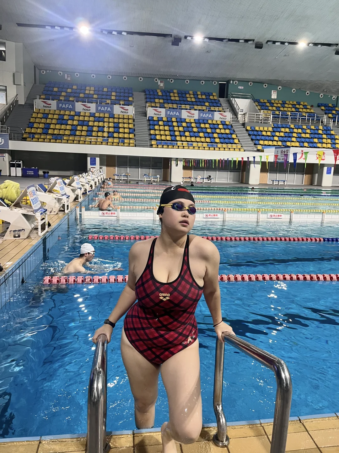 忙了一天还要去游泳的女人