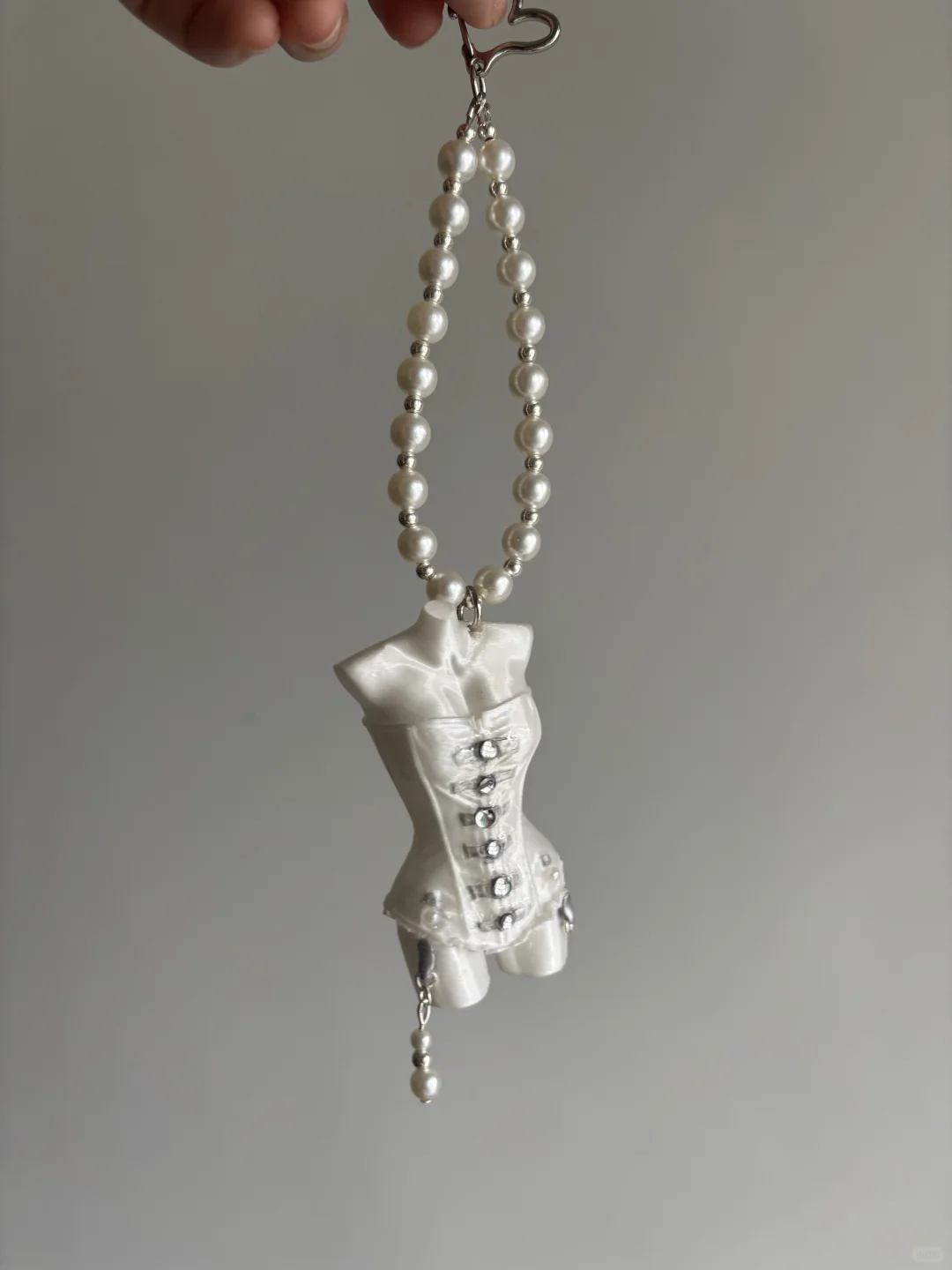 褶皱裹着的不止是胸衣轮廓