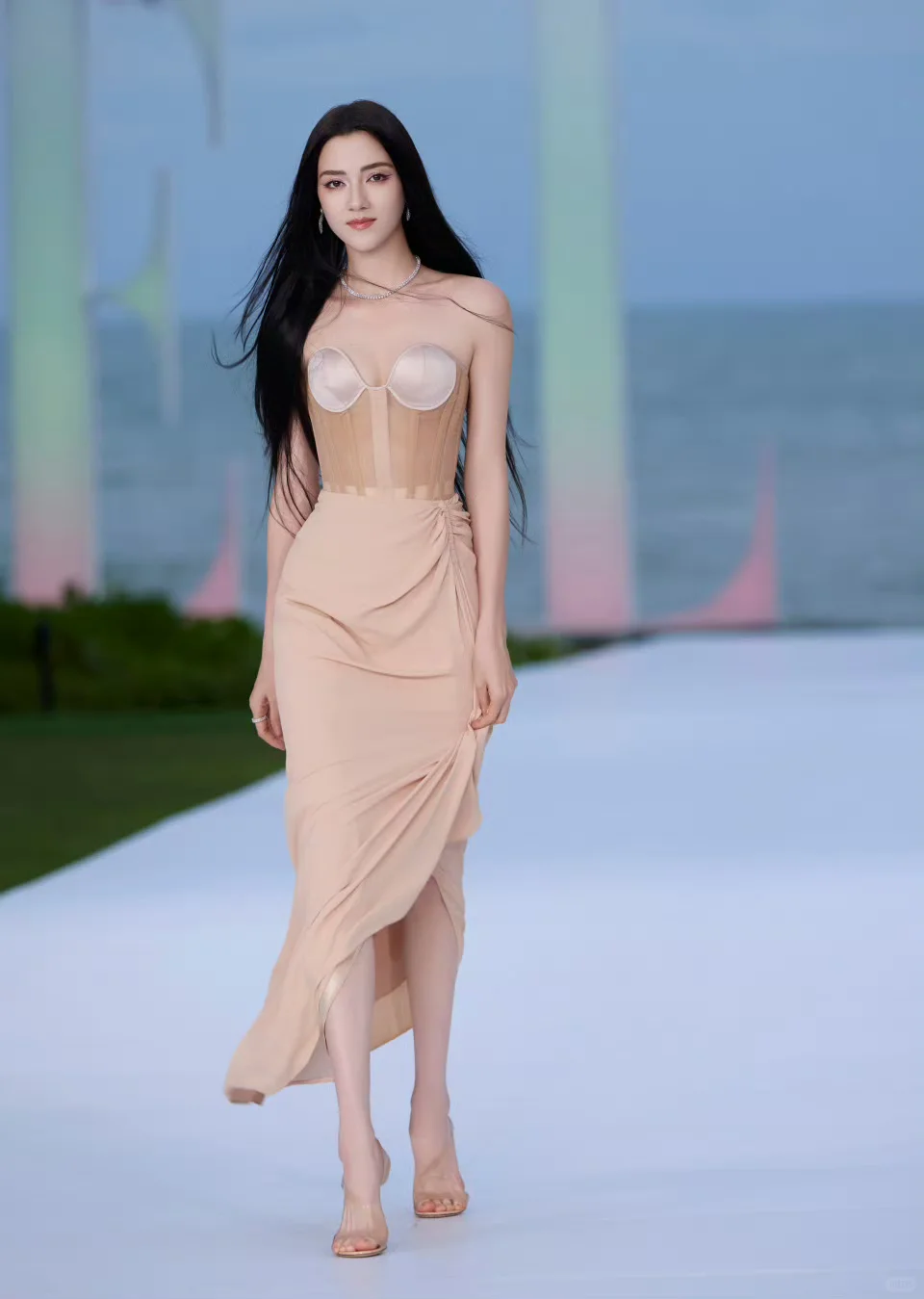 娜然 裸色抹胸魔鬼身材