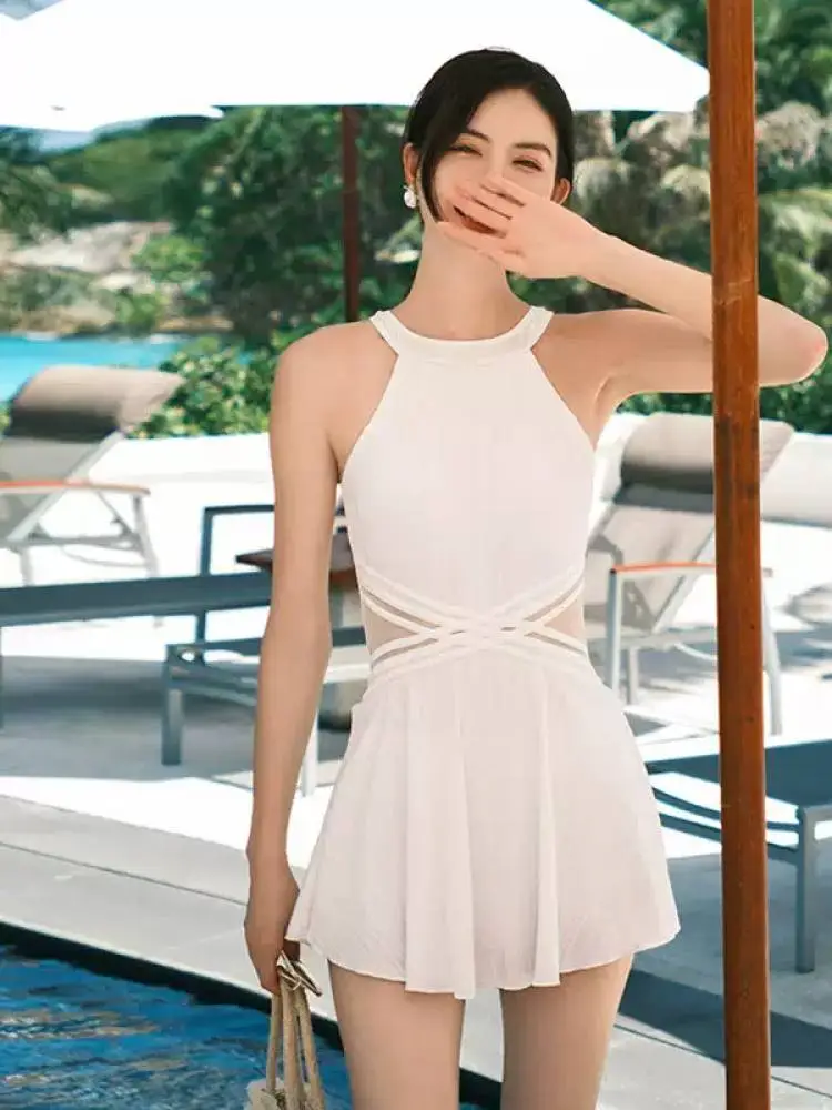 纯欲风挂脖泳衣绝了！泡温泉超吸睛