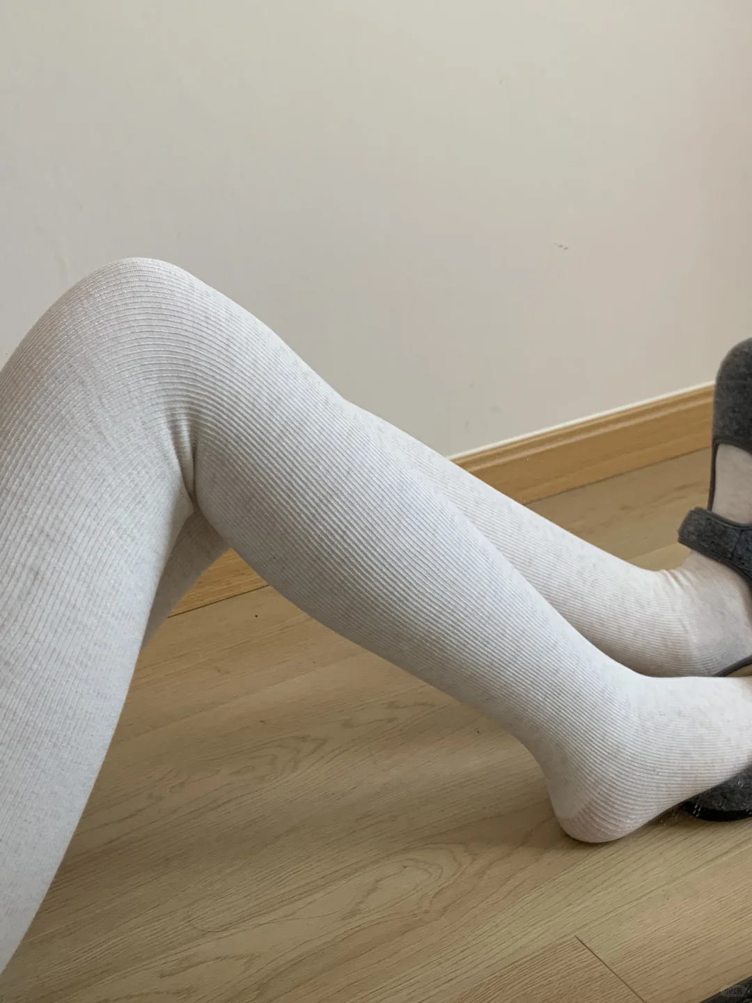 秋冬懒人穿搭公式：白色连体袜