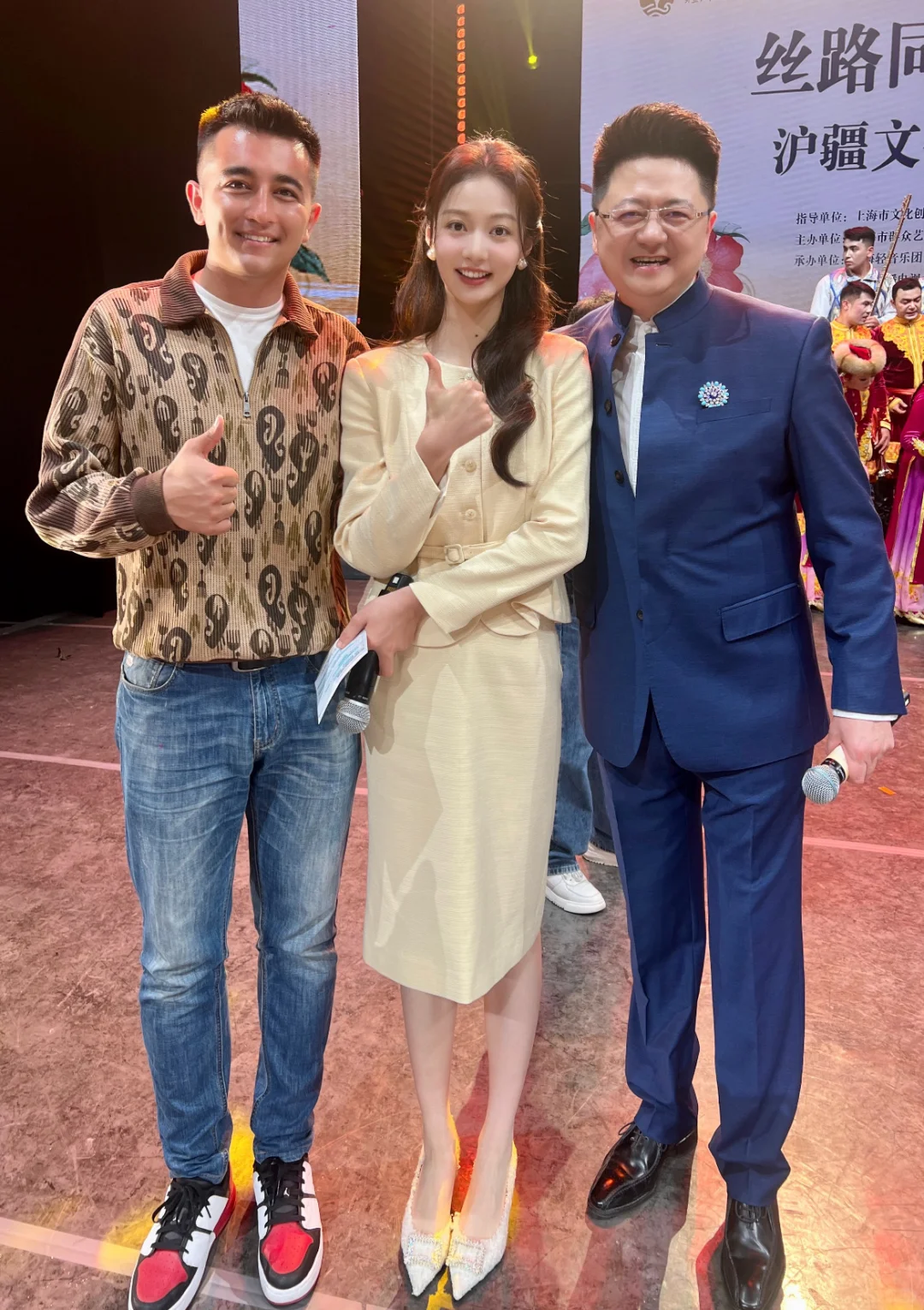 发现明星脸都是，前置镜头，没有后置好看！