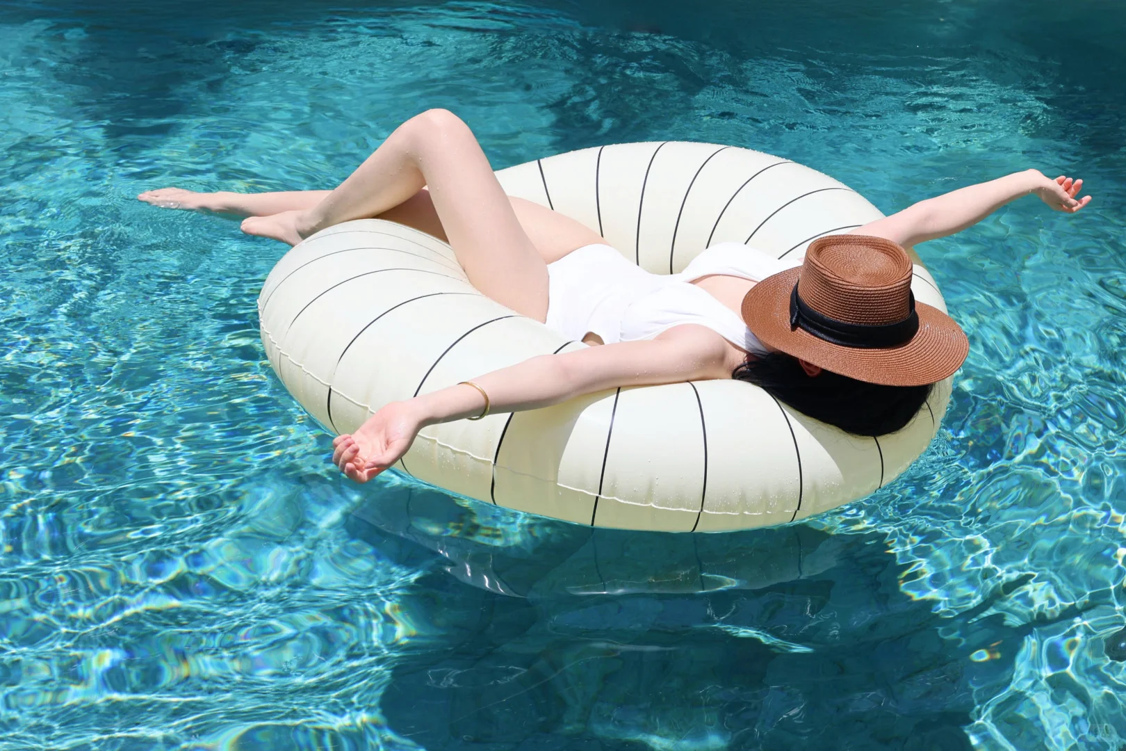 素颜游泳池拍照姿势get ✅