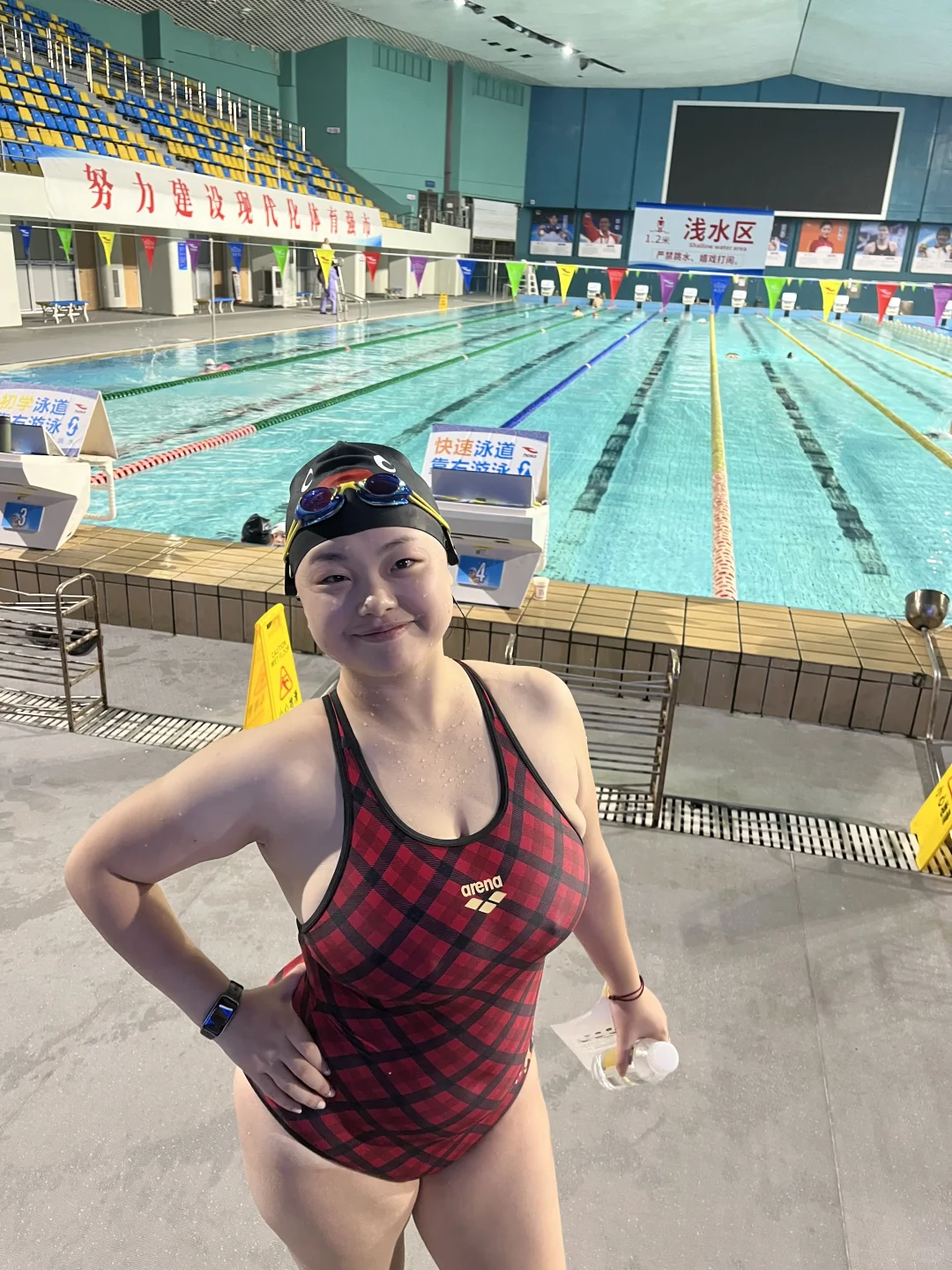 忙了一天还要去游泳的女人