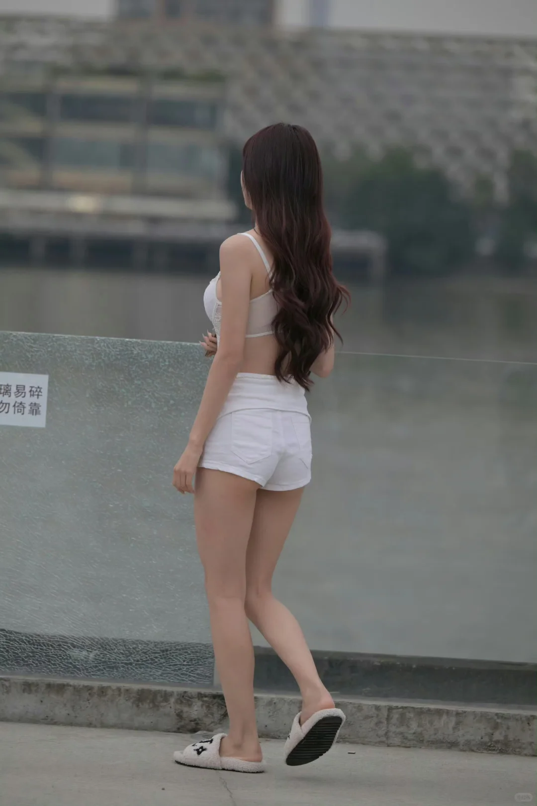 那天我穿过街，穿着亮片裙