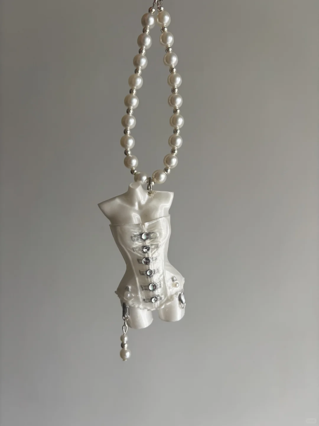 褶皱裹着的不止是胸衣轮廓