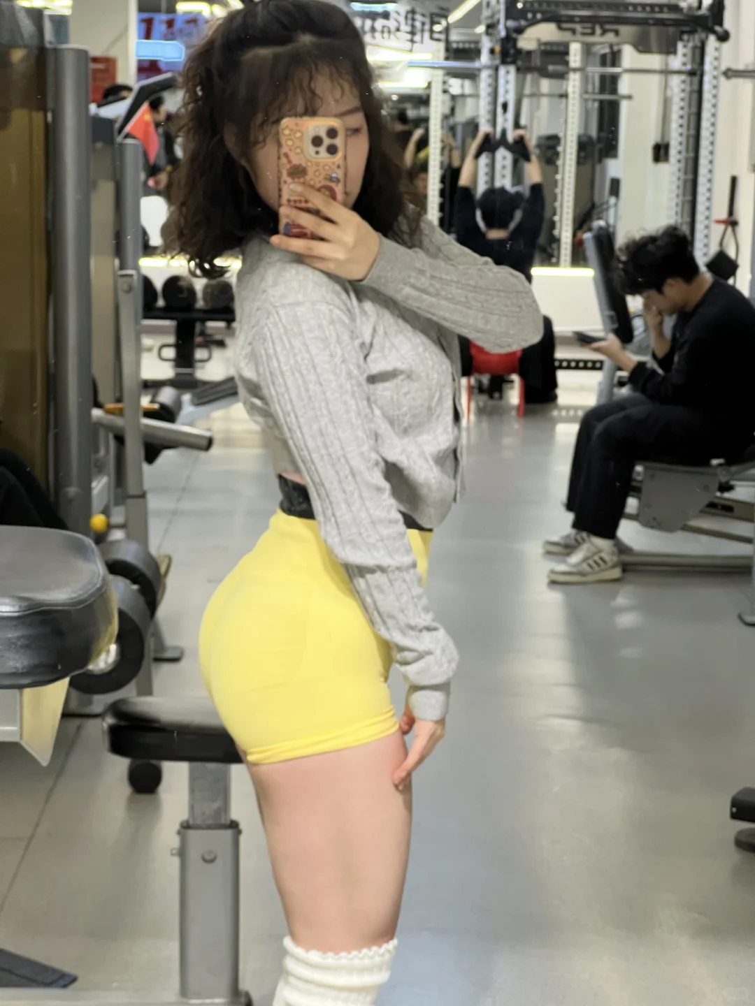 女教练的臀腿训练、练臀腿真的好爽啊