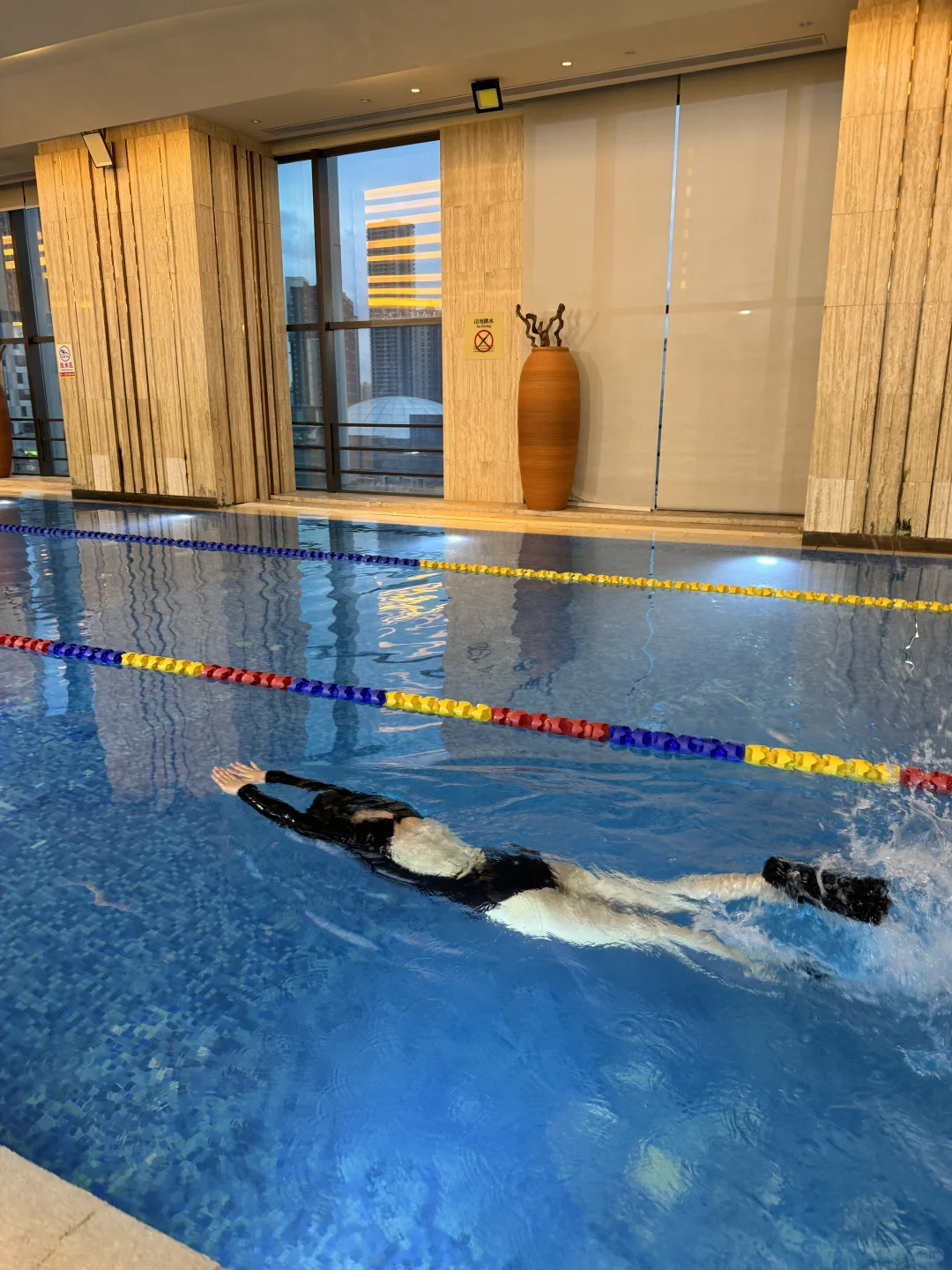 东莞游泳女教练｜成年人解压方式