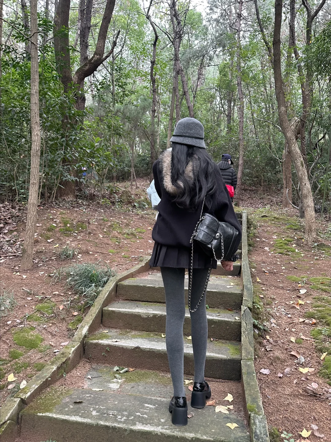 爬山看到的……现在爬山都这么穿了吗？