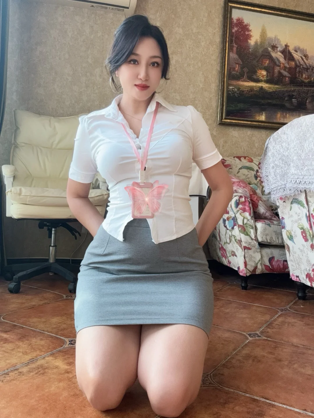 当你有一个喜欢穿包臀裙的办公室同事