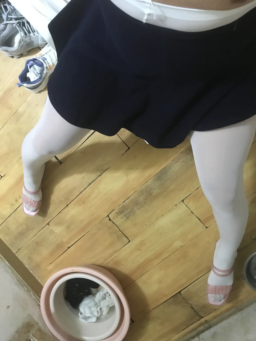 快夸我大美腿，纯欲风穿搭，白色丝袜搭配。