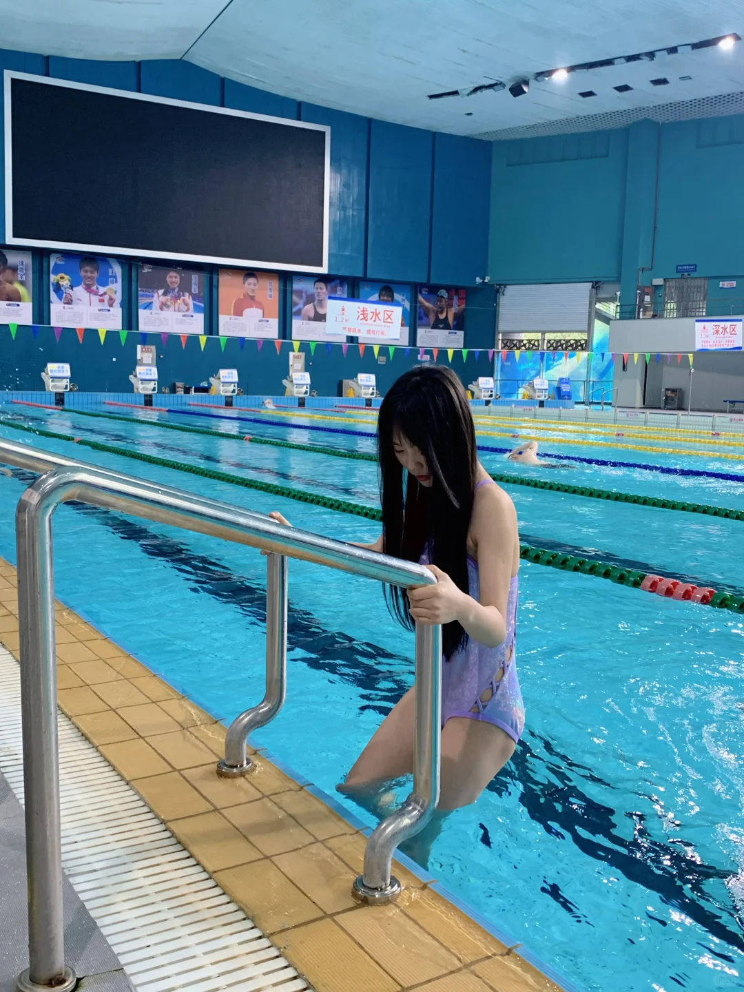 02女大 勇闯游泳圈🩵