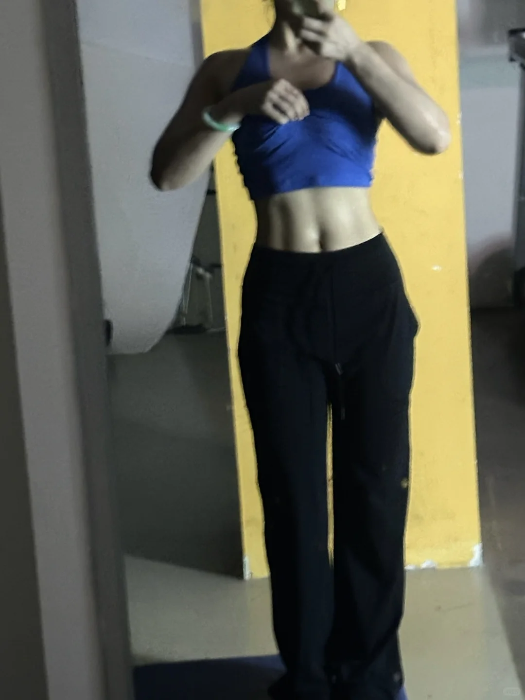 健身人的背 有点肌肉线条了！