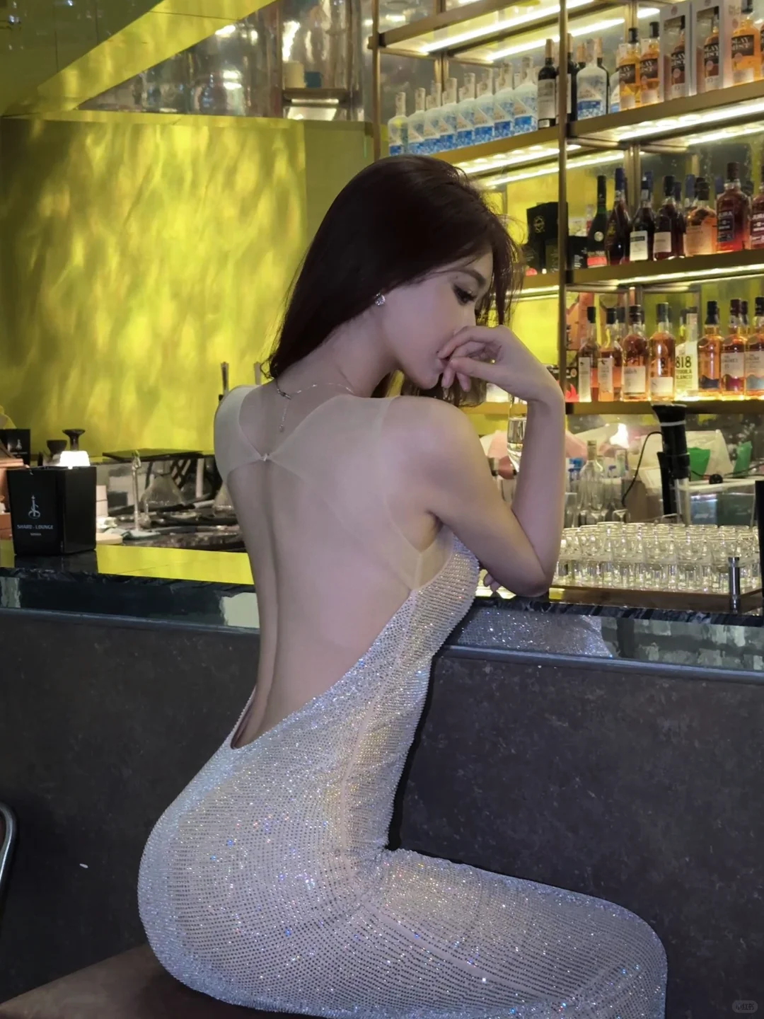 你穿露背裙的样子很美