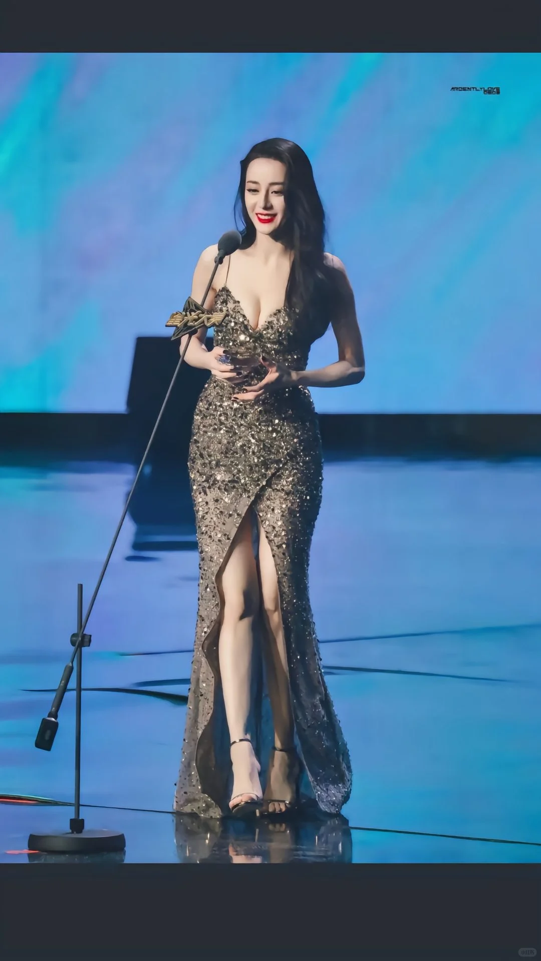 迪丽热巴真的从头美到脚，不愧是尤物之躯😍