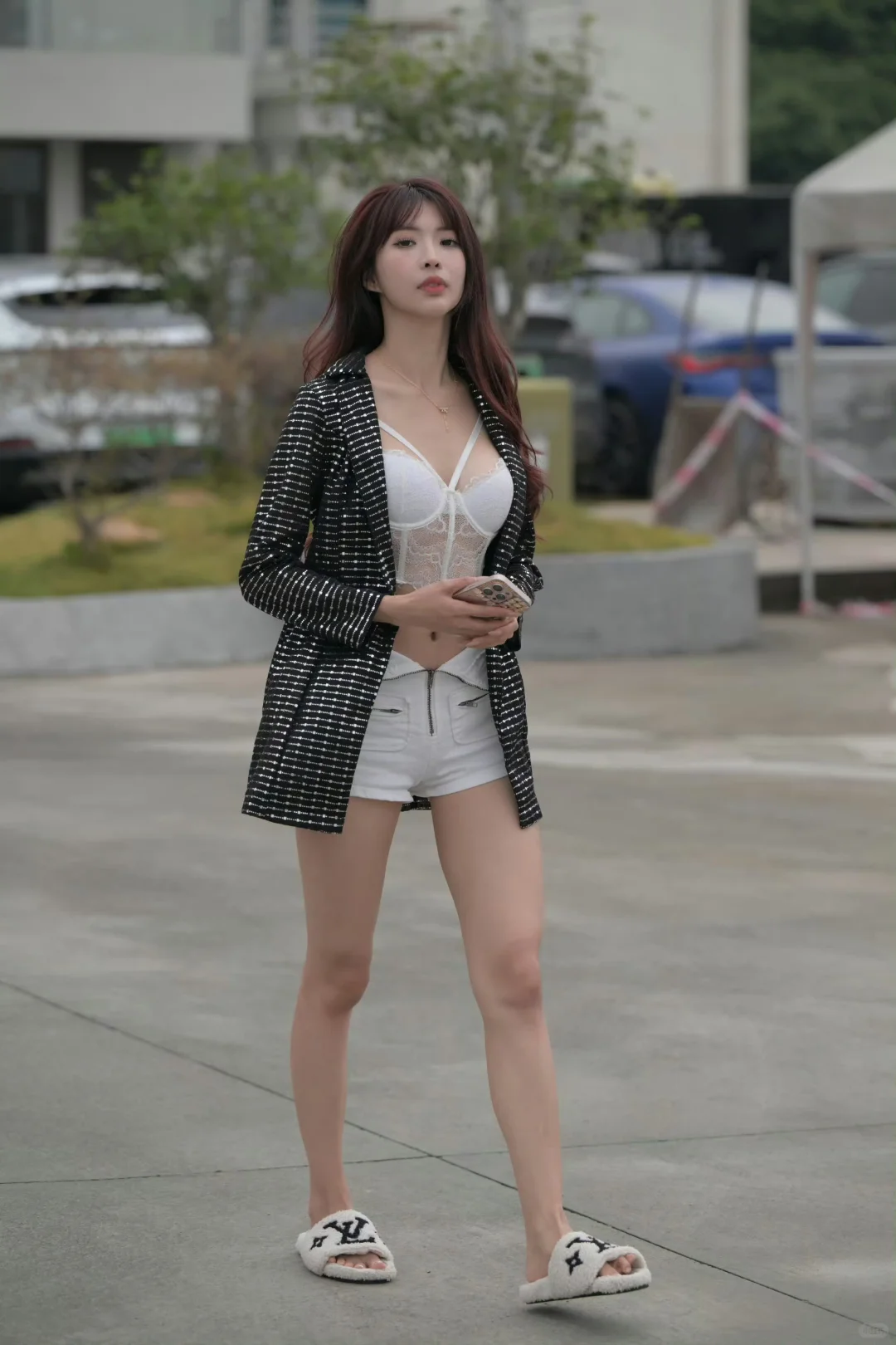 那天我穿过街，穿着亮片裙