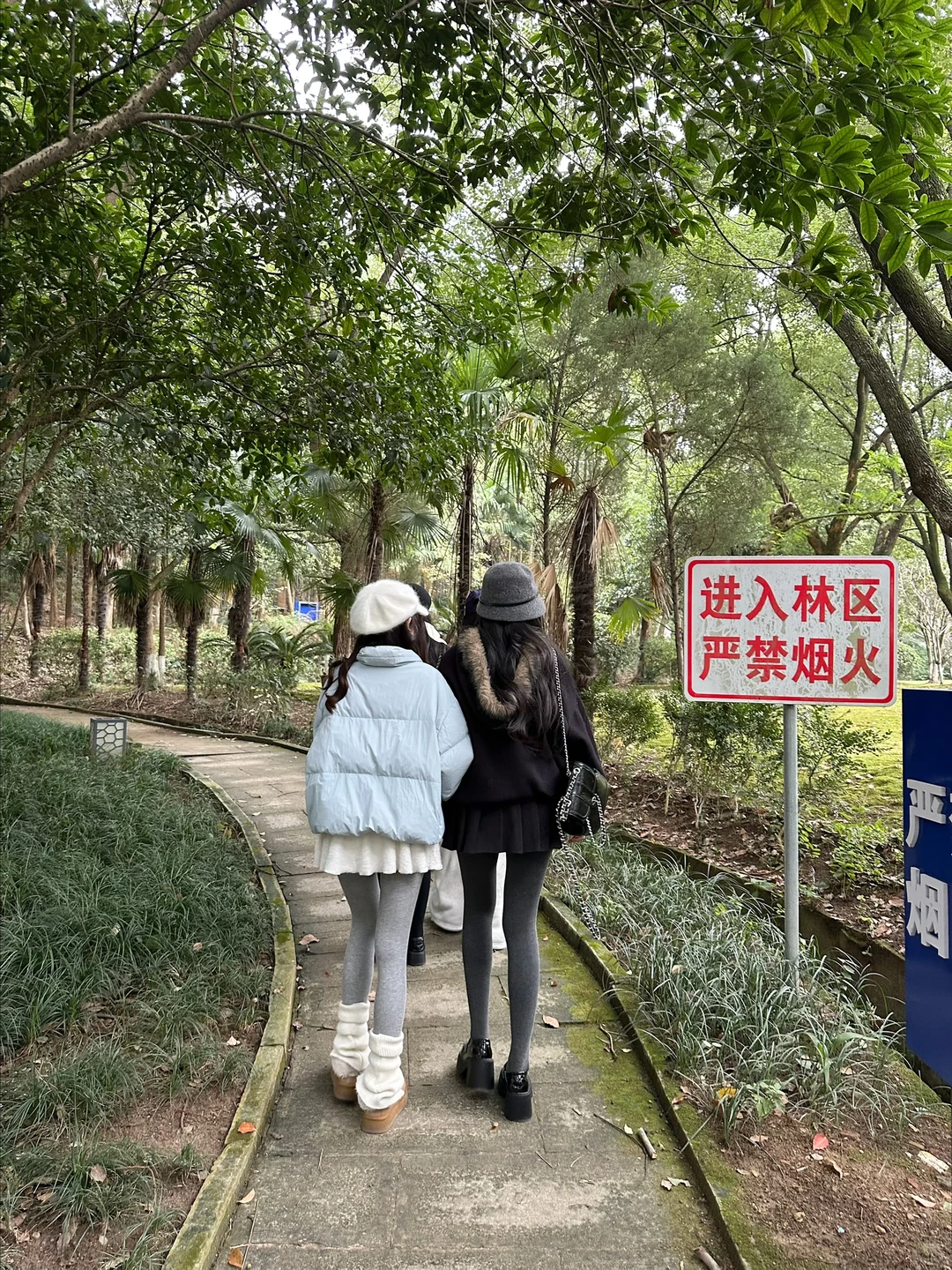 爬山看到的……现在爬山都这么穿了吗？