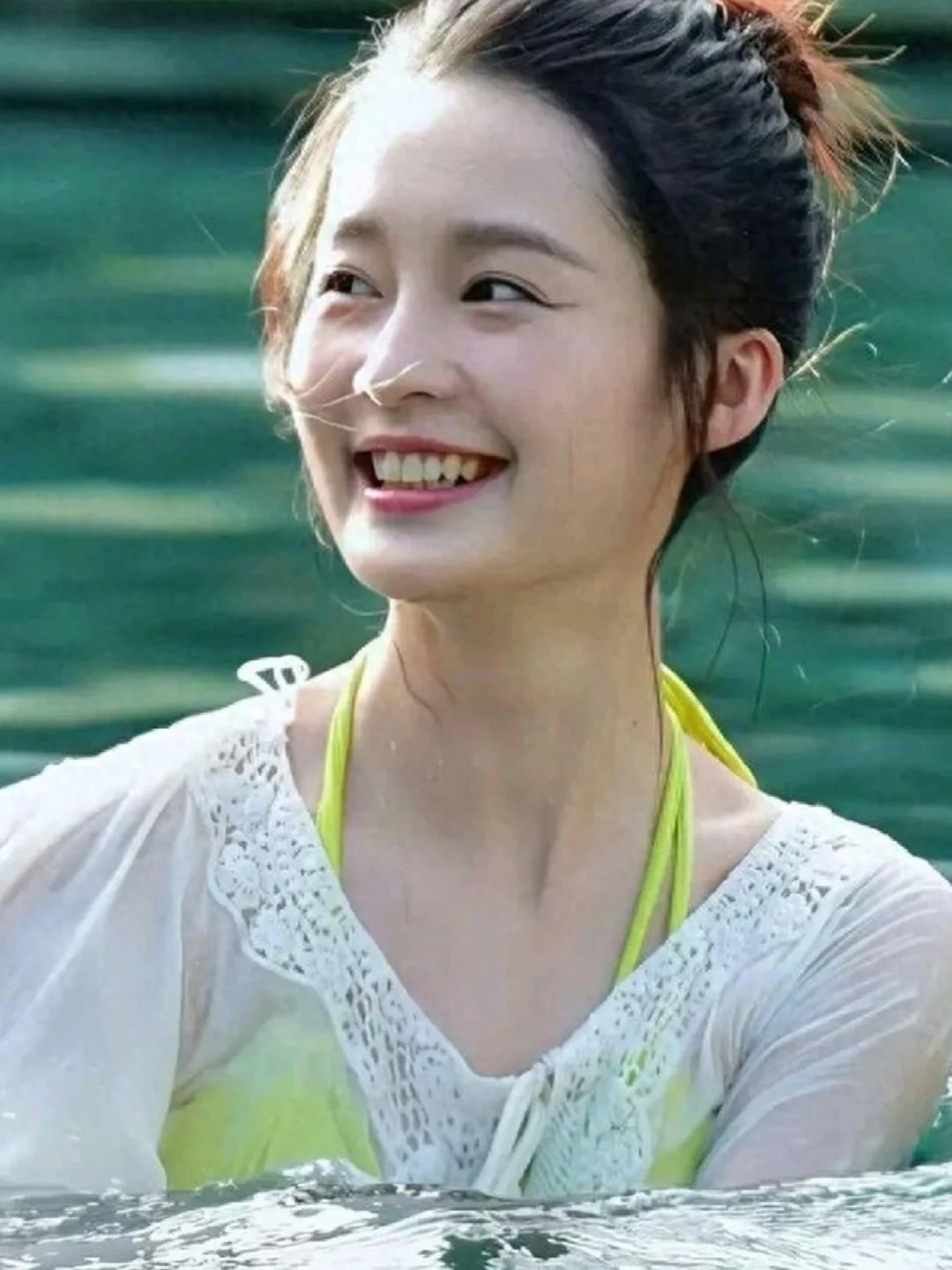 李沁有多迷人，看到她泳装后，惊艳了