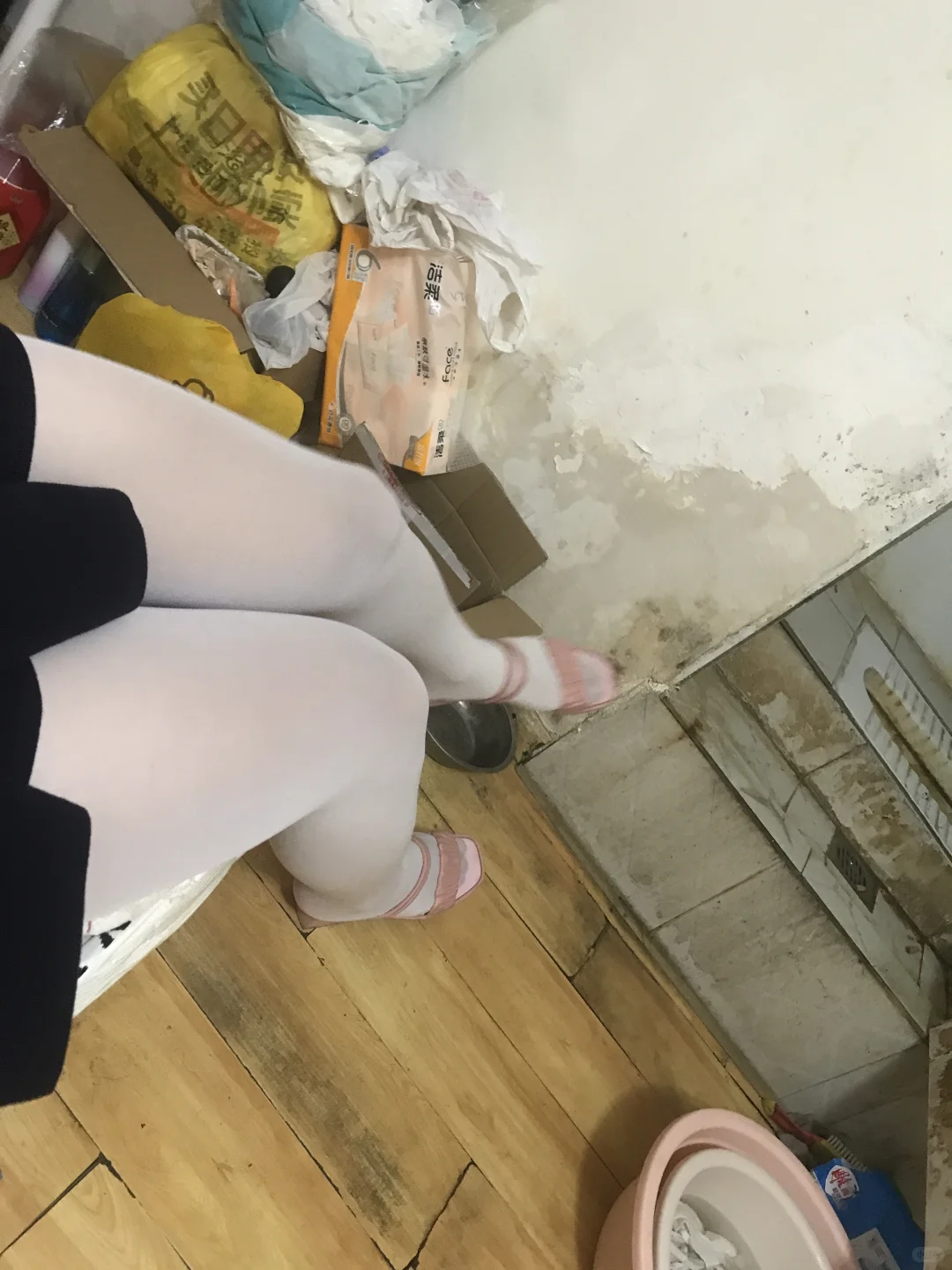 快夸我大美腿，纯欲风穿搭，白色丝袜搭配。