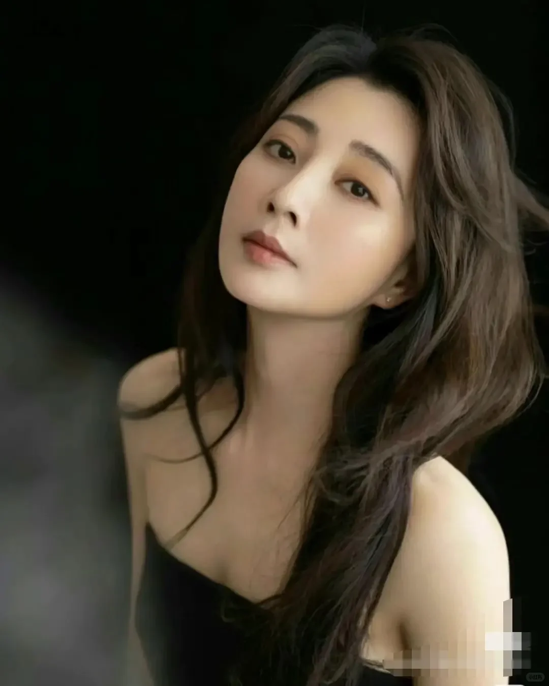 妩媚，风情万种女人味十足，还有什么形容词