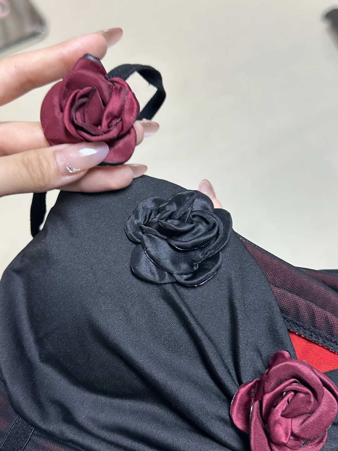 这条玫瑰包臀裙封神了…大数据推给梨形身材