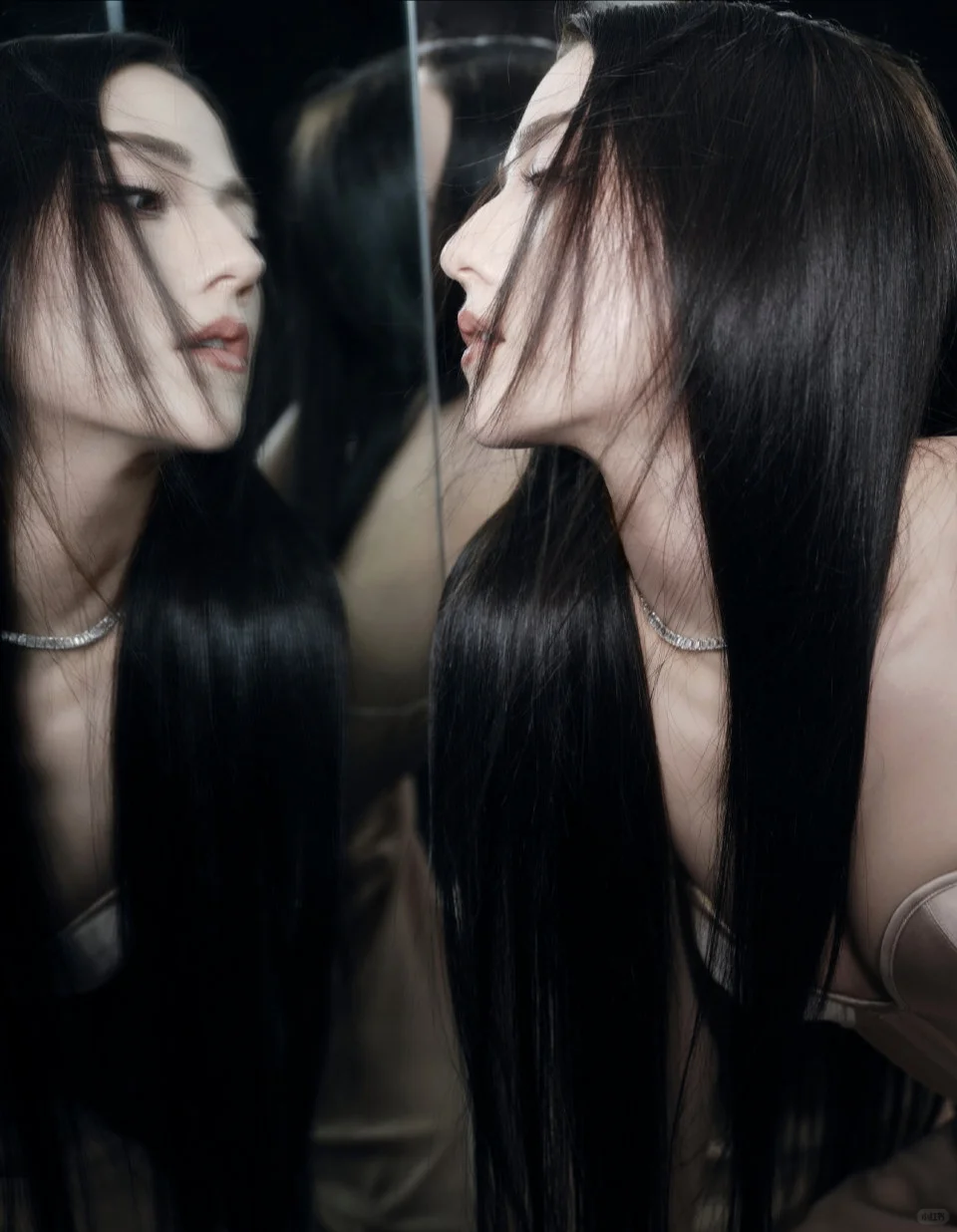 娜然 裸色抹胸魔鬼身材