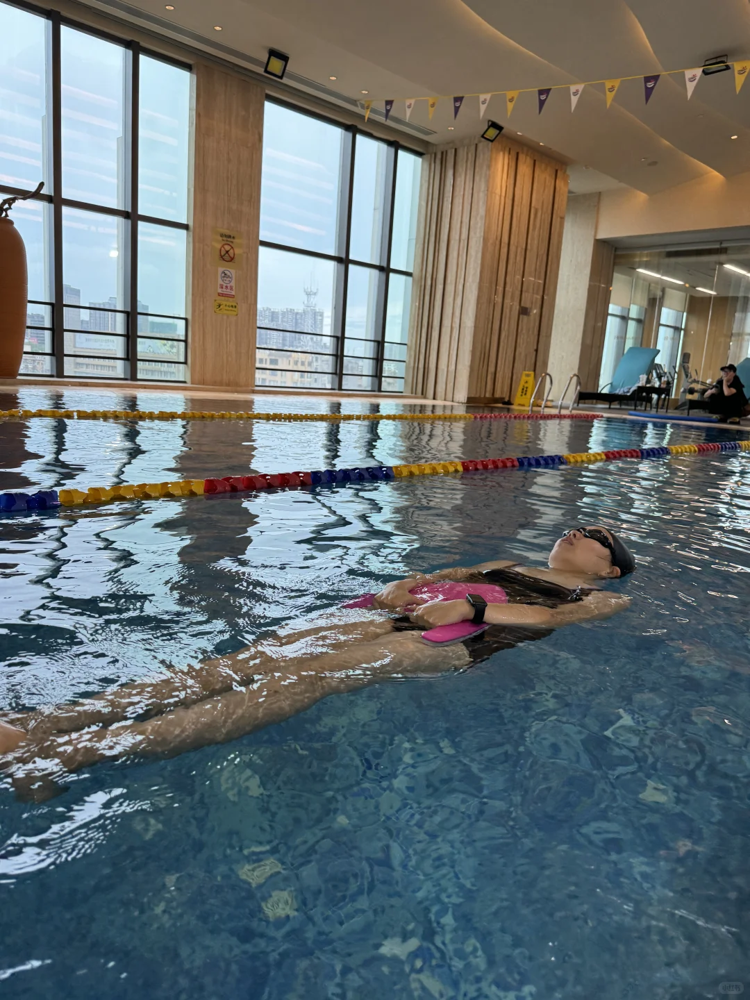 东莞游泳女教练｜成年人解压方式