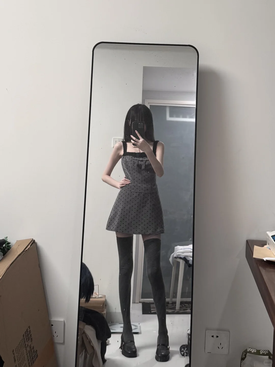 好纠结搭大腿袜还是小腿袜…