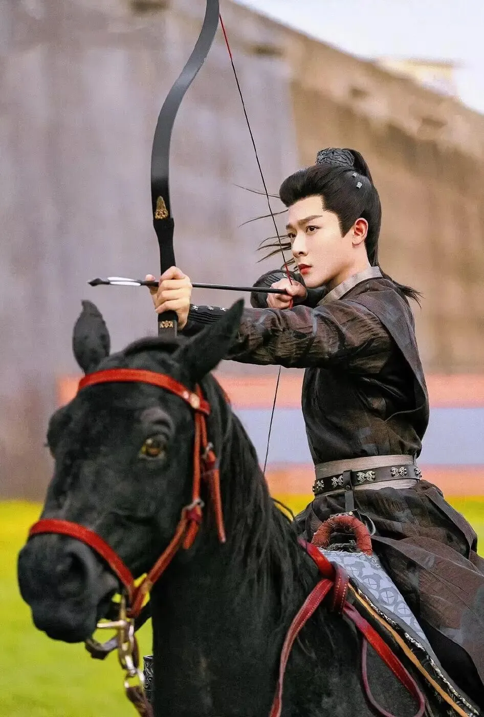 反差萌重生双强爽文，她靠破案逆袭成皇后！