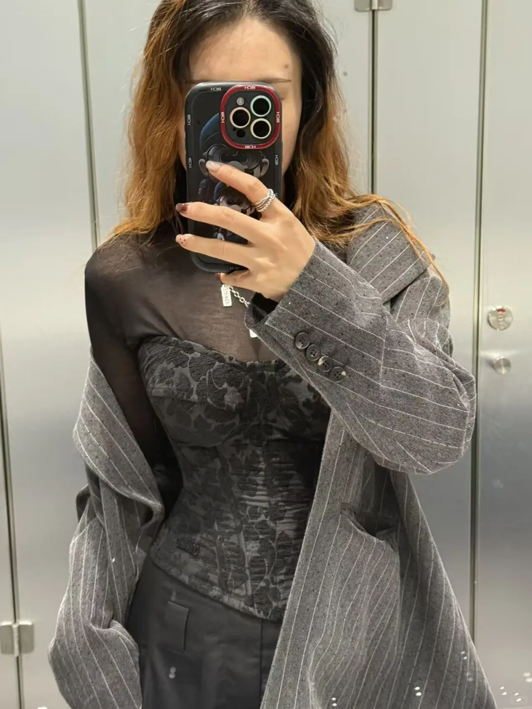 lanyi家黑白两色打底，秋冬也可以穿胸衣