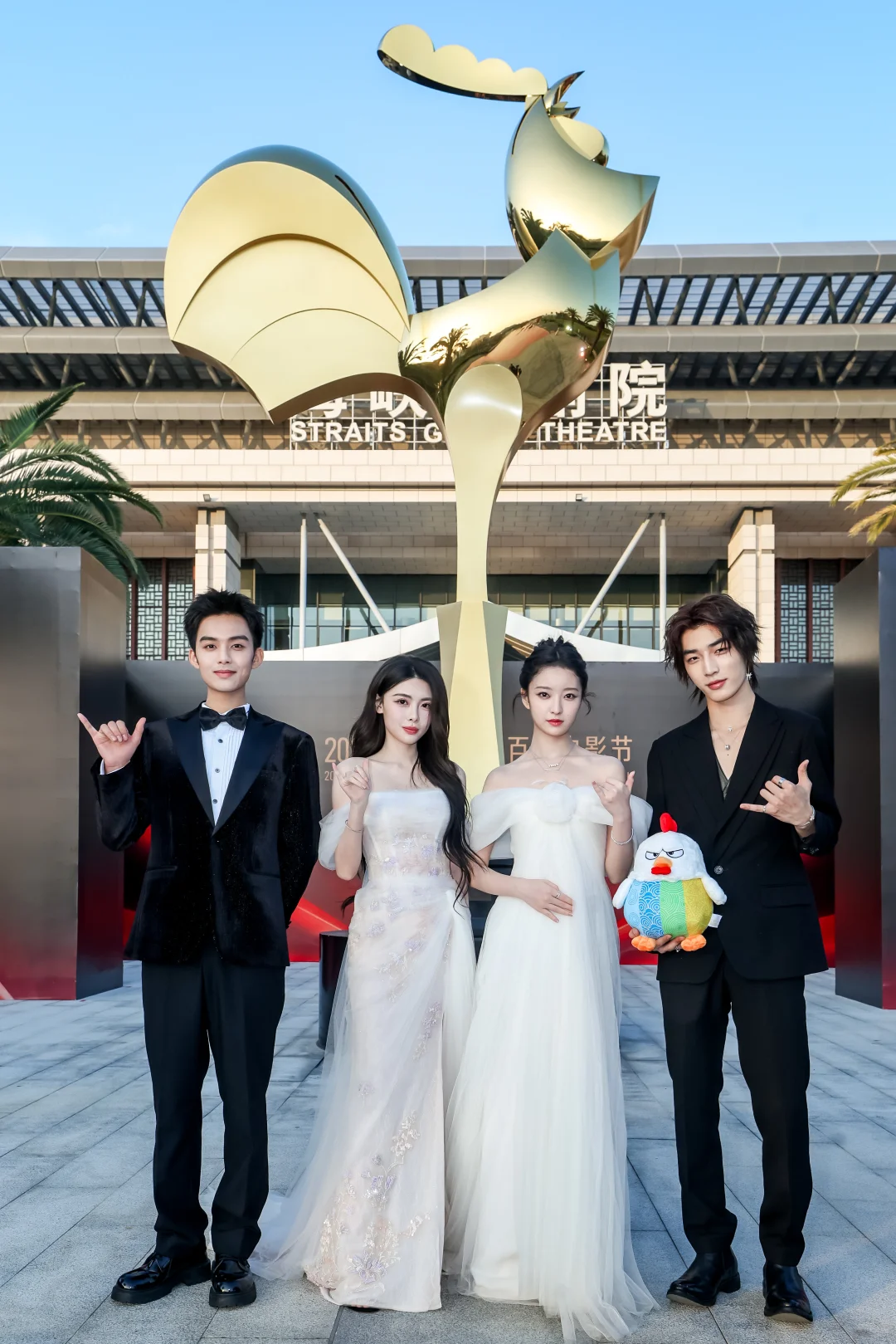 右滑查看青年演员们的红毯风采吧🎊