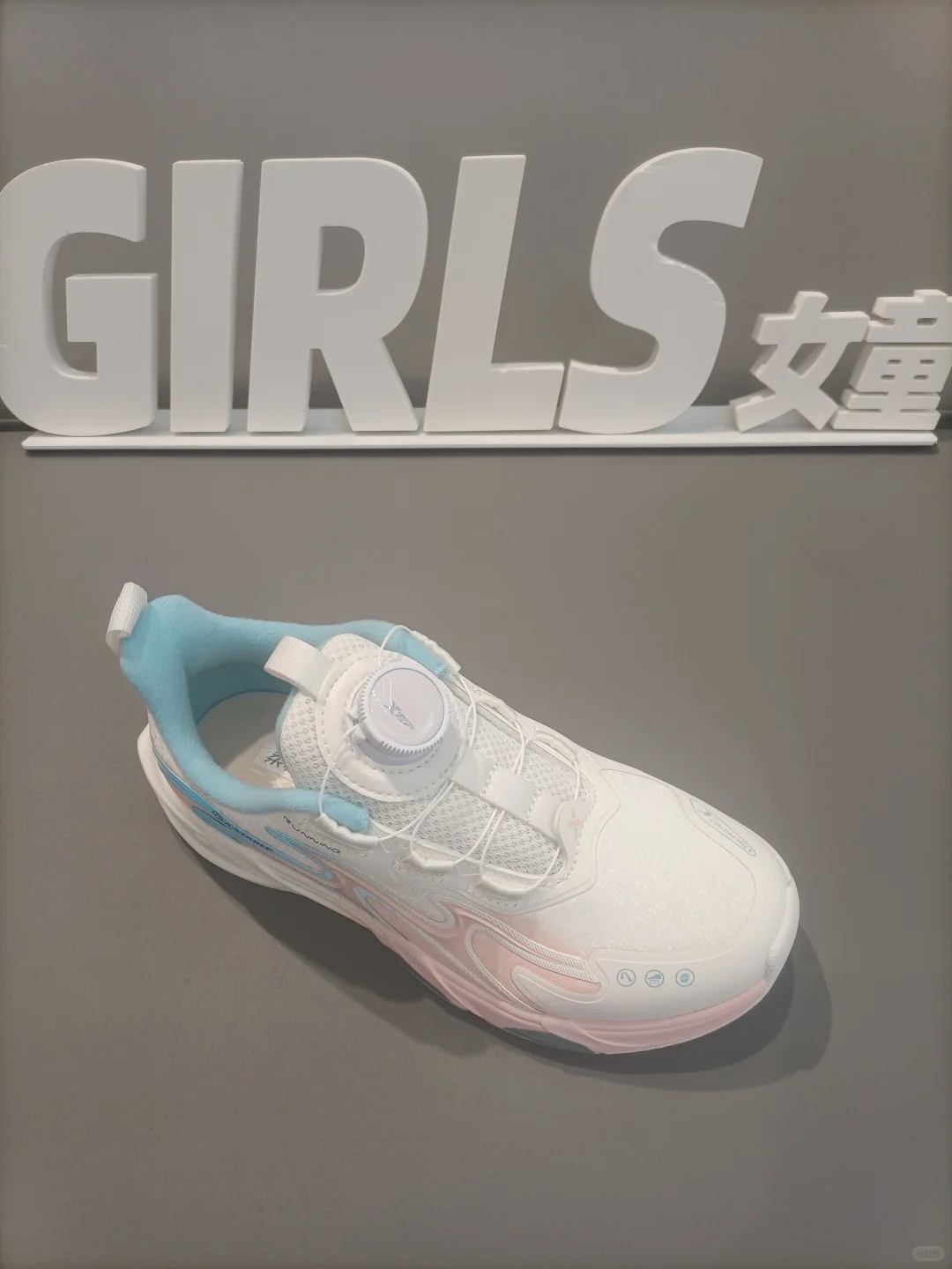 特步少年女宝新款｜旋转扣运动鞋，萌娃必备