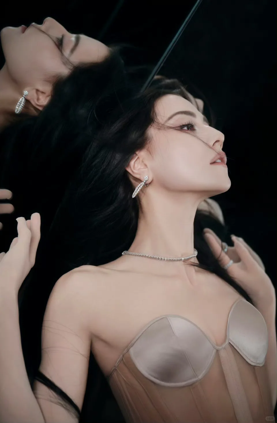 娜然 裸色抹胸魔鬼身材