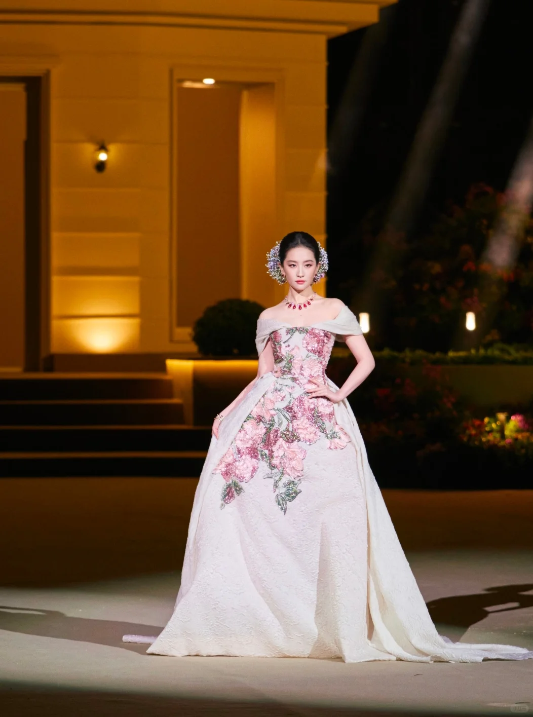 这是城堡出来的花仙子吧！谁还能看见珠宝？